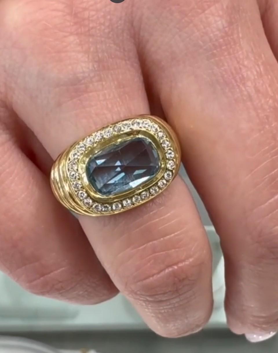 Anello in oro giallo 18 carati con diamanti e topazio blu centrale in vendita 2
