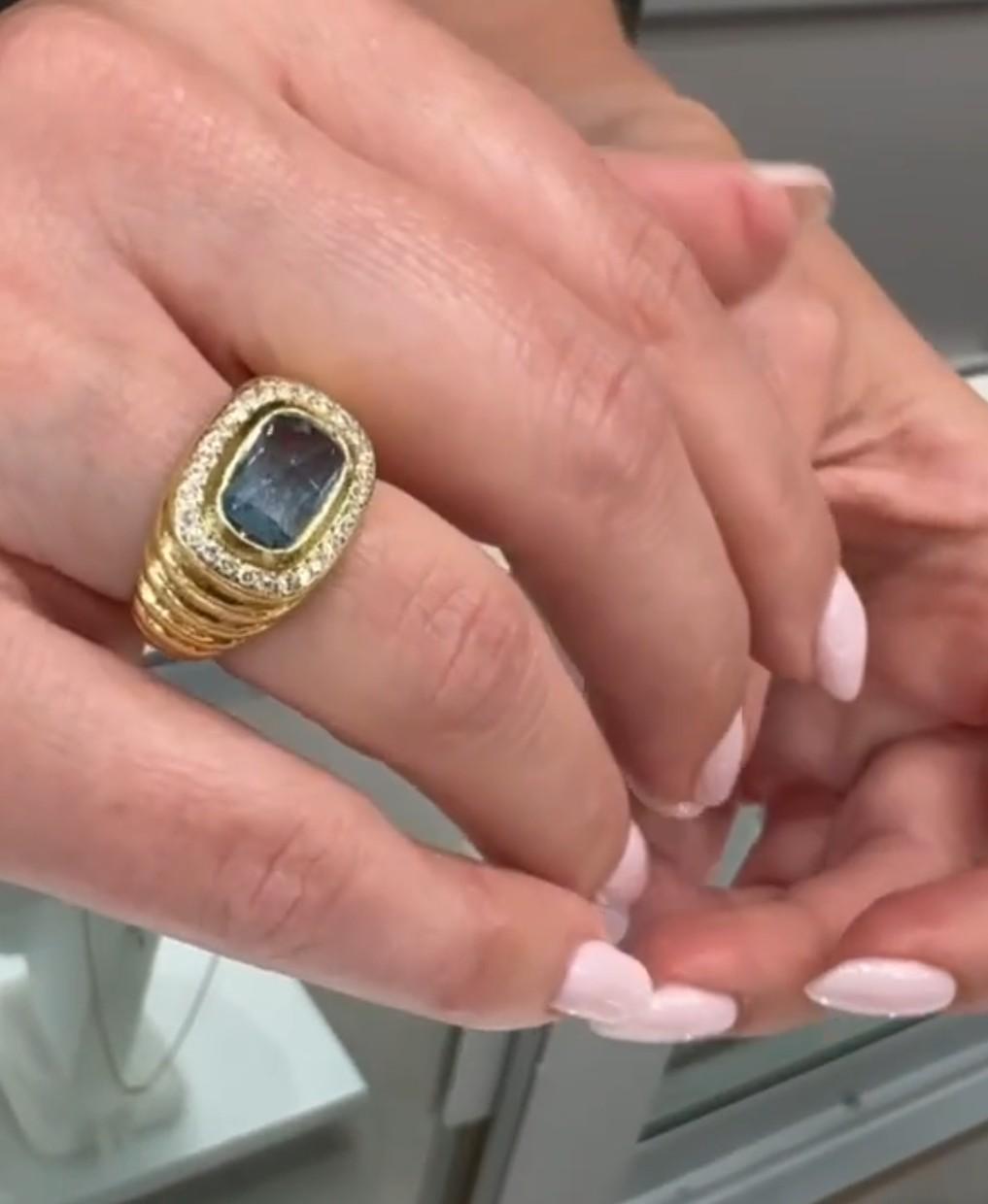 Anello in oro giallo 18 carati con diamanti e topazio blu centrale in vendita 3
