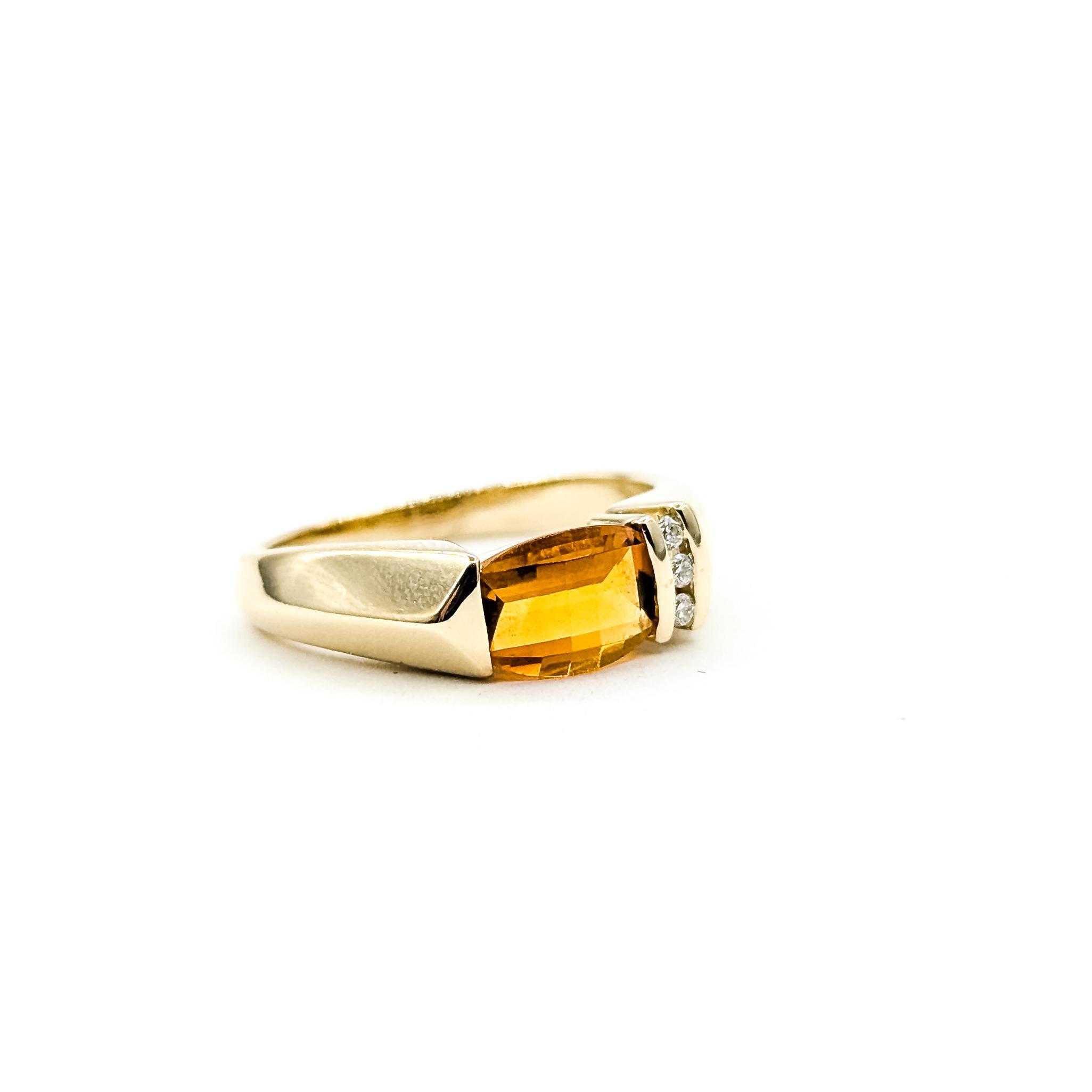Ost-West Citrin & Diamant Ring in 14k Gelbgold

In diesem Ring aus 14 Karat Gelbgold ist ein 1,20-karätiger Citrin in einer markanten Ost-West-Ausrichtung gefasst, die dem Design ein modernes, stromlinienförmiges Profil verleiht. Der längliche