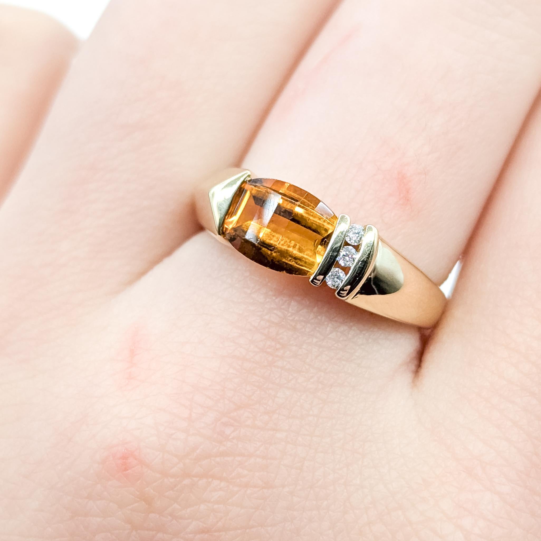 East–West Citrine & Diamond Ring in 14k Yellow Gold (Ovalschliff) im Angebot