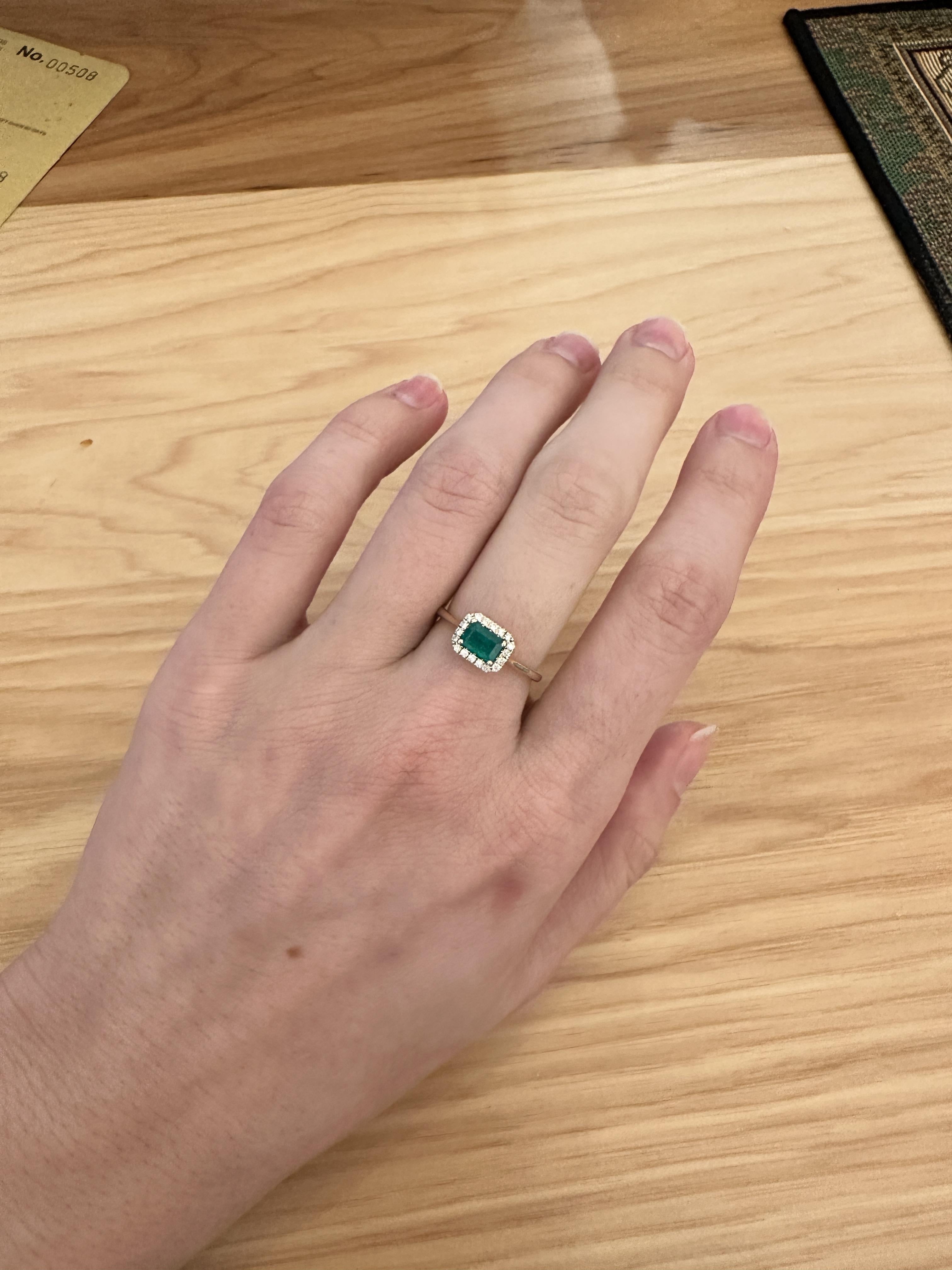 La simplicité rencontre l'élégance avec notre bague en émeraude de Colombie. Fabriquée en or jaune 14 carats massif et ornée d'une superbe émeraude de 6 x 4 mm, cette bague est le complément idéal de toute collection de bijoux. Complétée par un halo