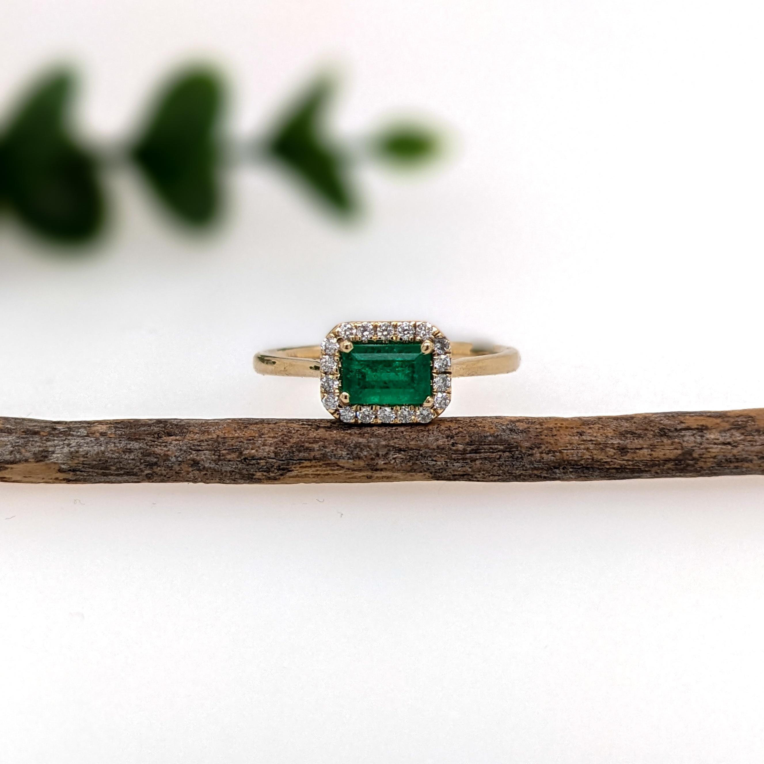 Art déco Bague émeraude colombienne est-ouest avec accents de diamants en or jaune massif 14 carats 6x4 en vente