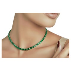 Collana tennis con collare di smeraldo colombiano taglio smeraldo East-West in oro 18 carati