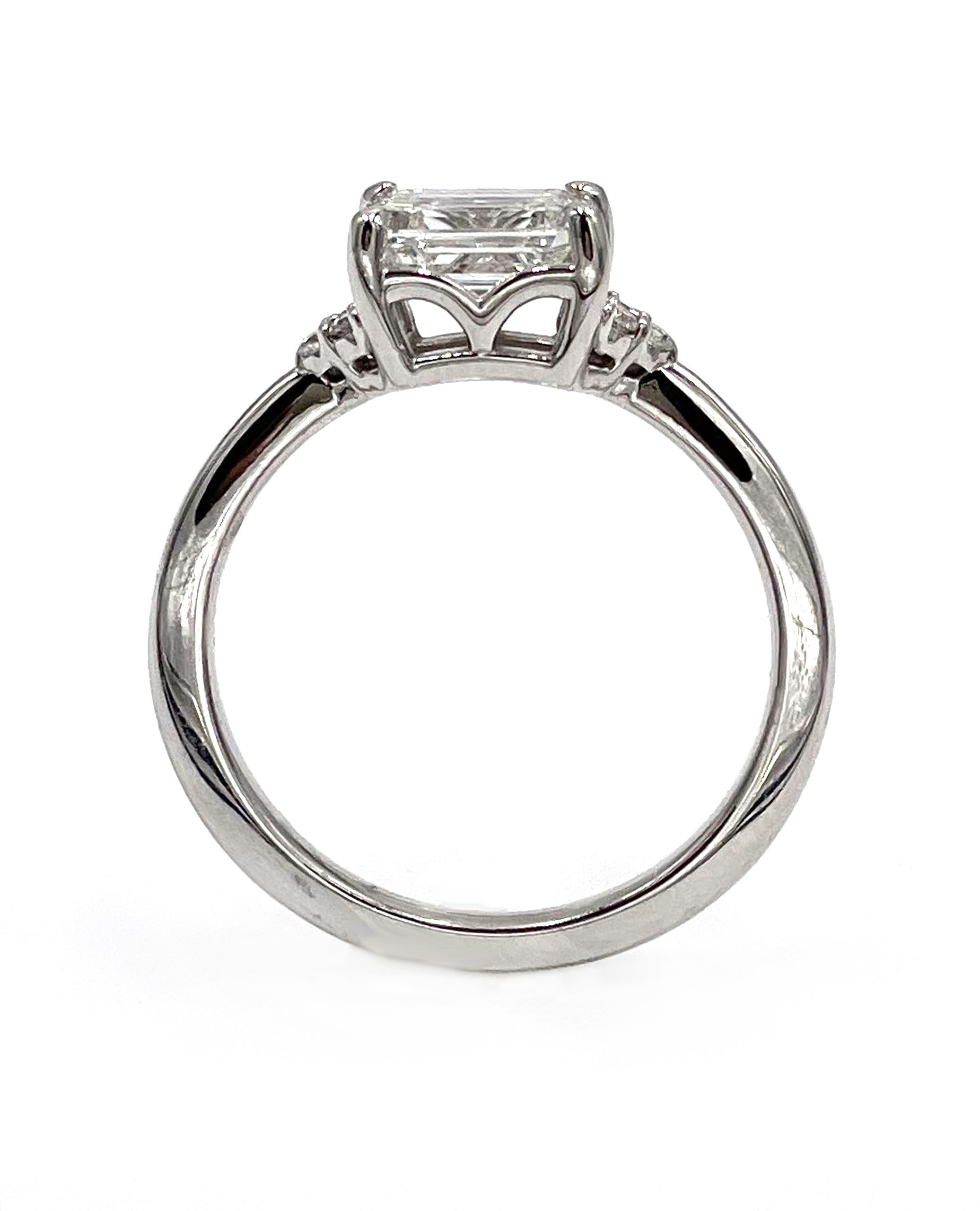 14K Weißgold Ost-West-Ring mit 6 runden Diamanten 0,05 Karat und einem zentralen Diamanten im Smaragdschliff 1,03 Karat: G Farbe, SI1 Klarheit. GIA-zertifiziert.

* Fingergröße: 6,5