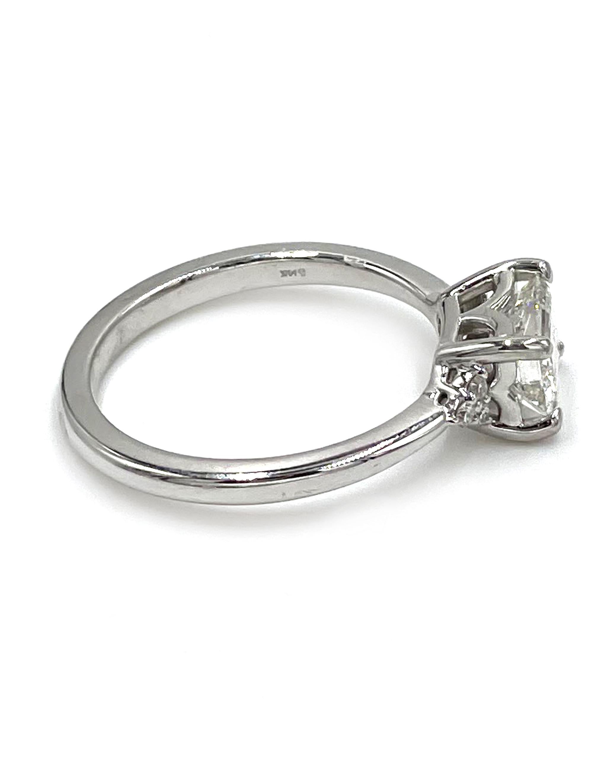 Moderner Ost-West-Verlobungsring mit Diamanten im Smaragdschliff von der rechten Hand - 14K (Zeitgenössisch)