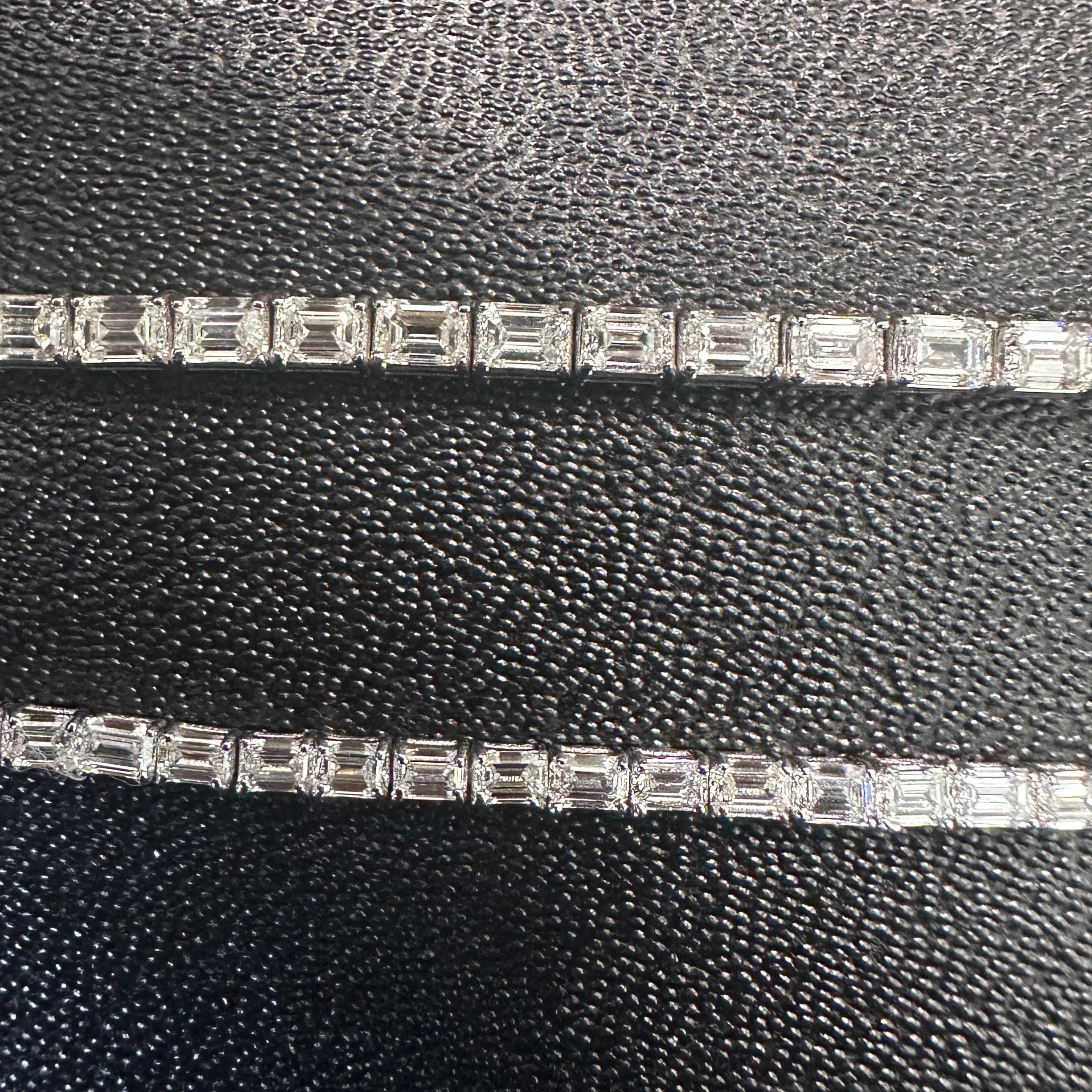 Pulsera de tenis de diamantes talla esmeralda Este-Oeste en oro blanco de 14 quilates, 6,01 quilates en Nuevo estado para la venta en New York, NY