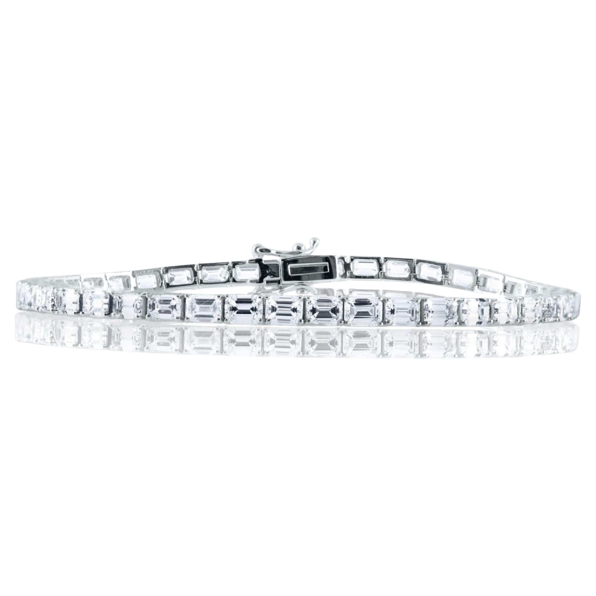 Pulsera de tenis de diamantes talla esmeralda Este-Oeste en oro blanco de 14 quilates, 6,01 quilates en venta 1