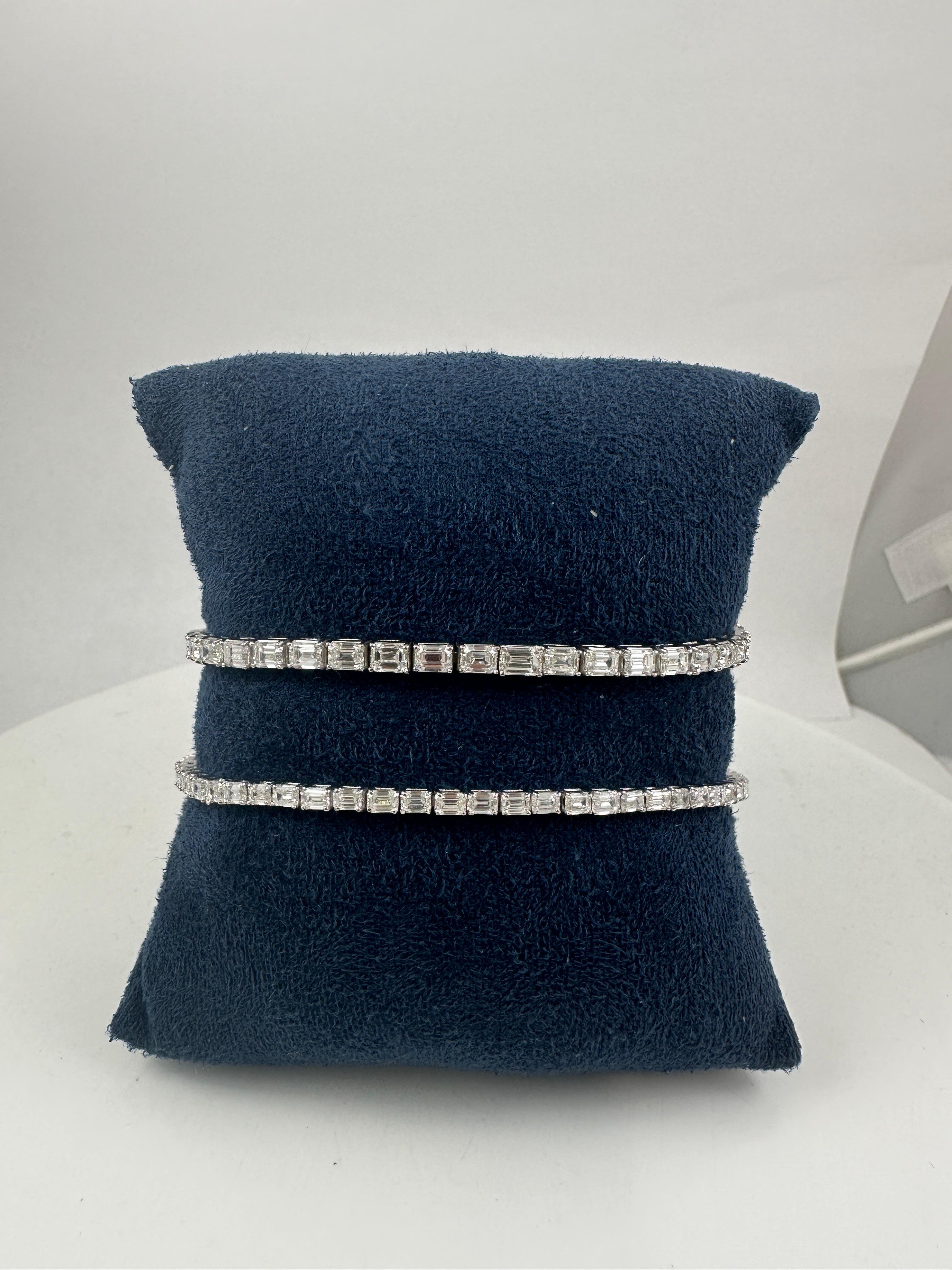 Dieses schlanke, elegante und zeitgemäße East-West-Diamant-Tennisarmband mit Smaragdschliff bietet eine raffinierte Abwandlung einer klassischen Silhouette. Das aus poliertem 14-karätigem Weißgold gefertigte Armband ist mit insgesamt 7,80 Karat