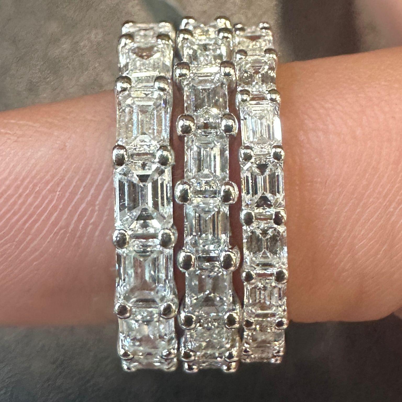 En venta: Anillo de eternidad talla esmeralda Este-Oeste en platino, 3,10 quilates  3