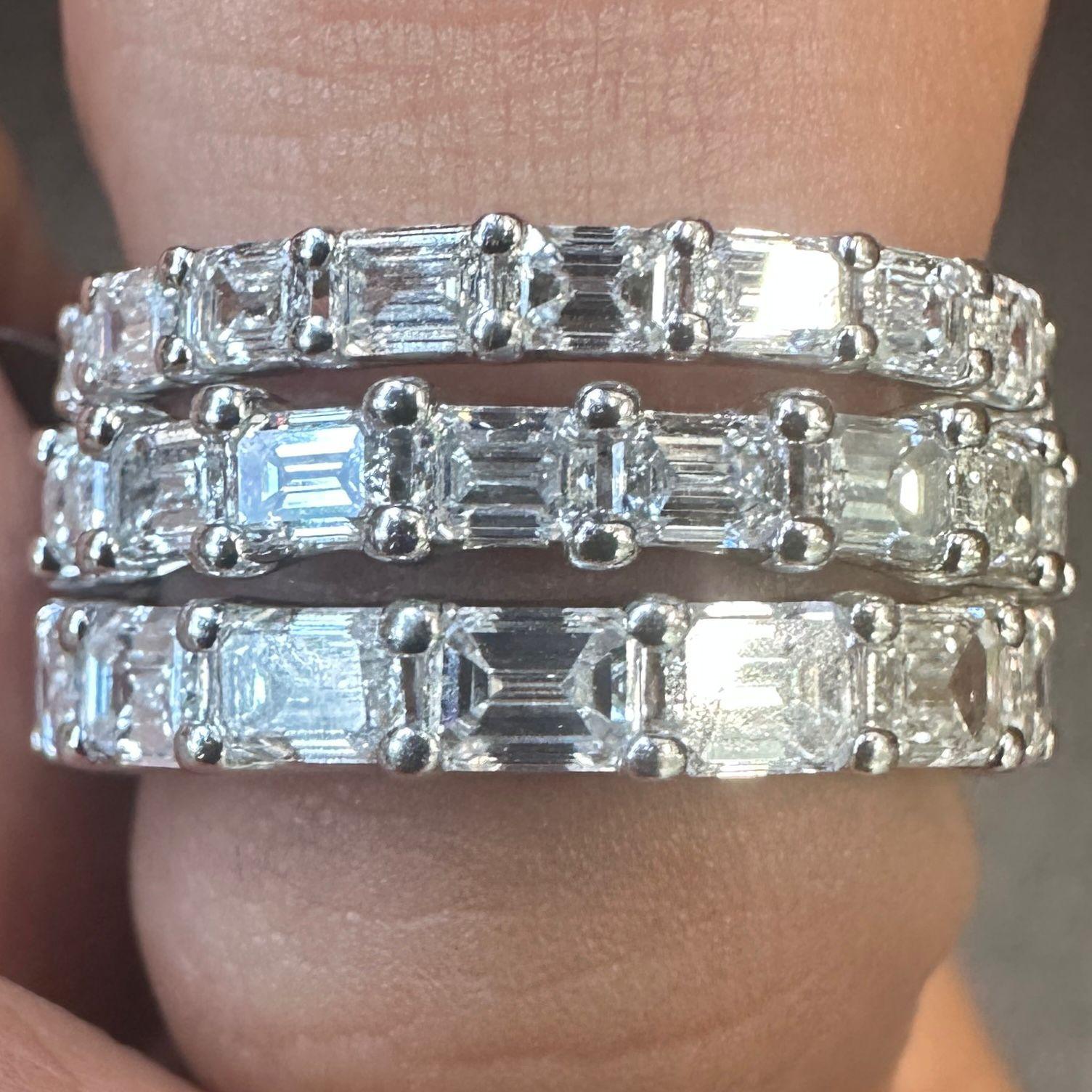 En venta: Anillo de eternidad talla esmeralda Este-Oeste en platino, 3,10 quilates  4