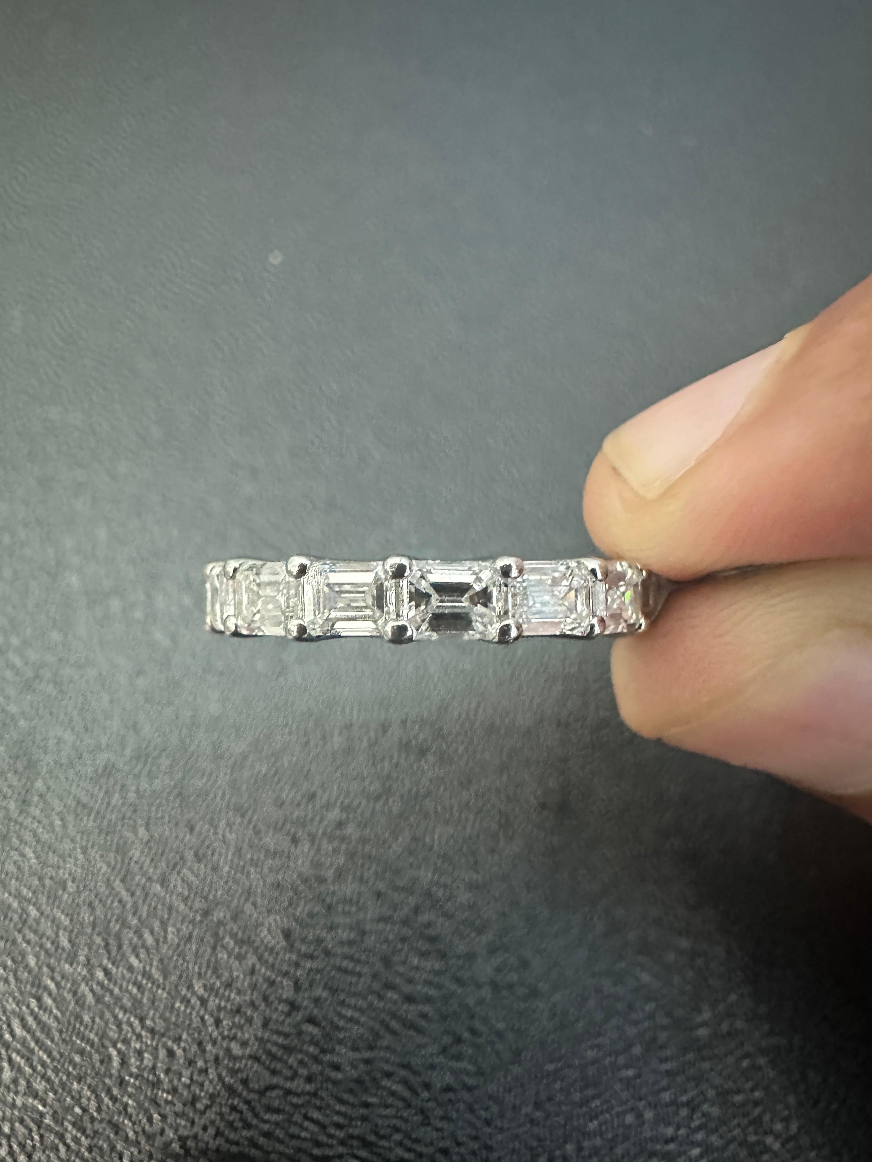 En venta: Anillo de eternidad talla esmeralda Este-Oeste en platino, 3,10 quilates  8