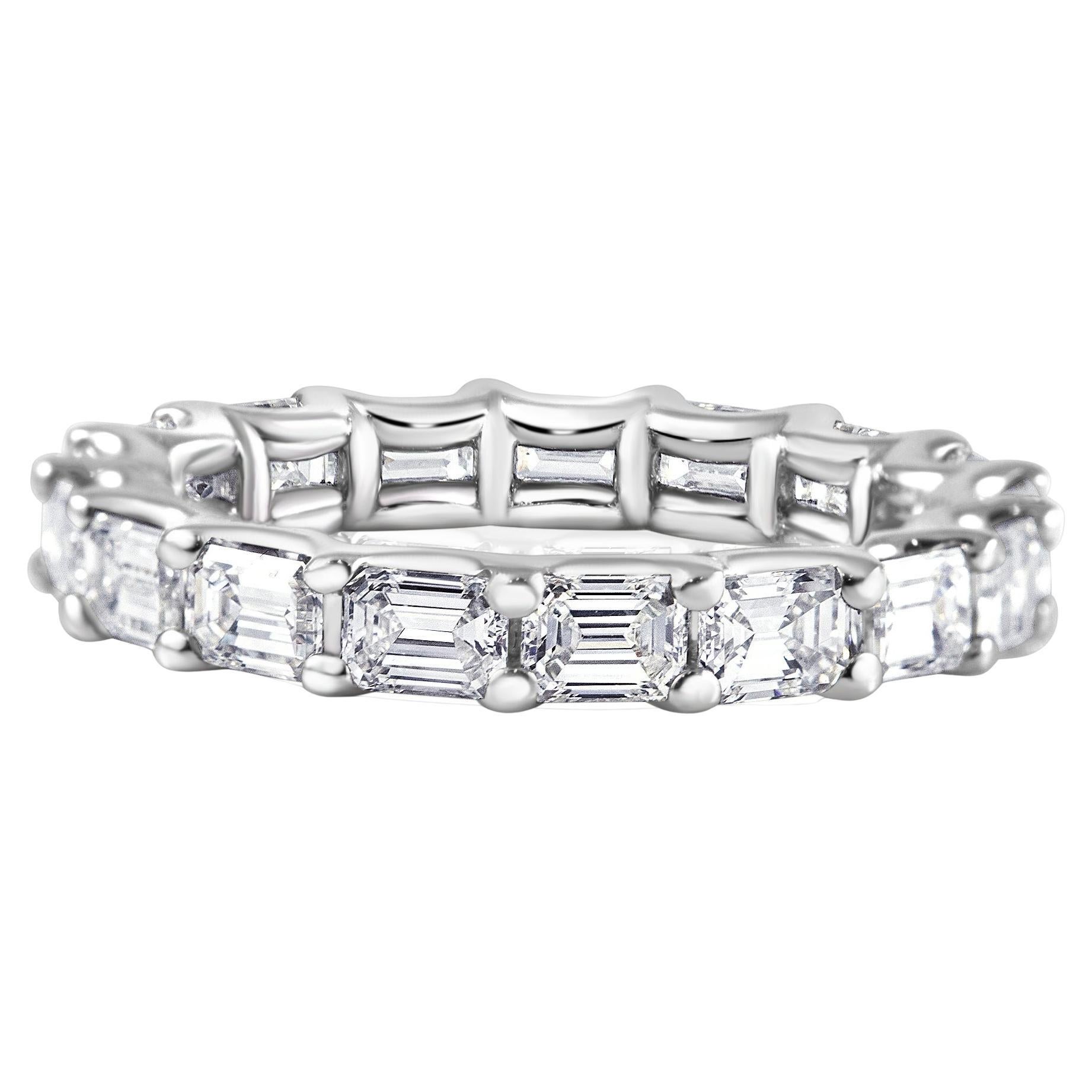 En venta: Anillo de eternidad talla esmeralda Este-Oeste en platino, 3,10 quilates
