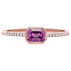 Ost-West-Stapelring mit rosa Saphir im Smaragdschliff und Diamanten aus 14 Karat Roségold 