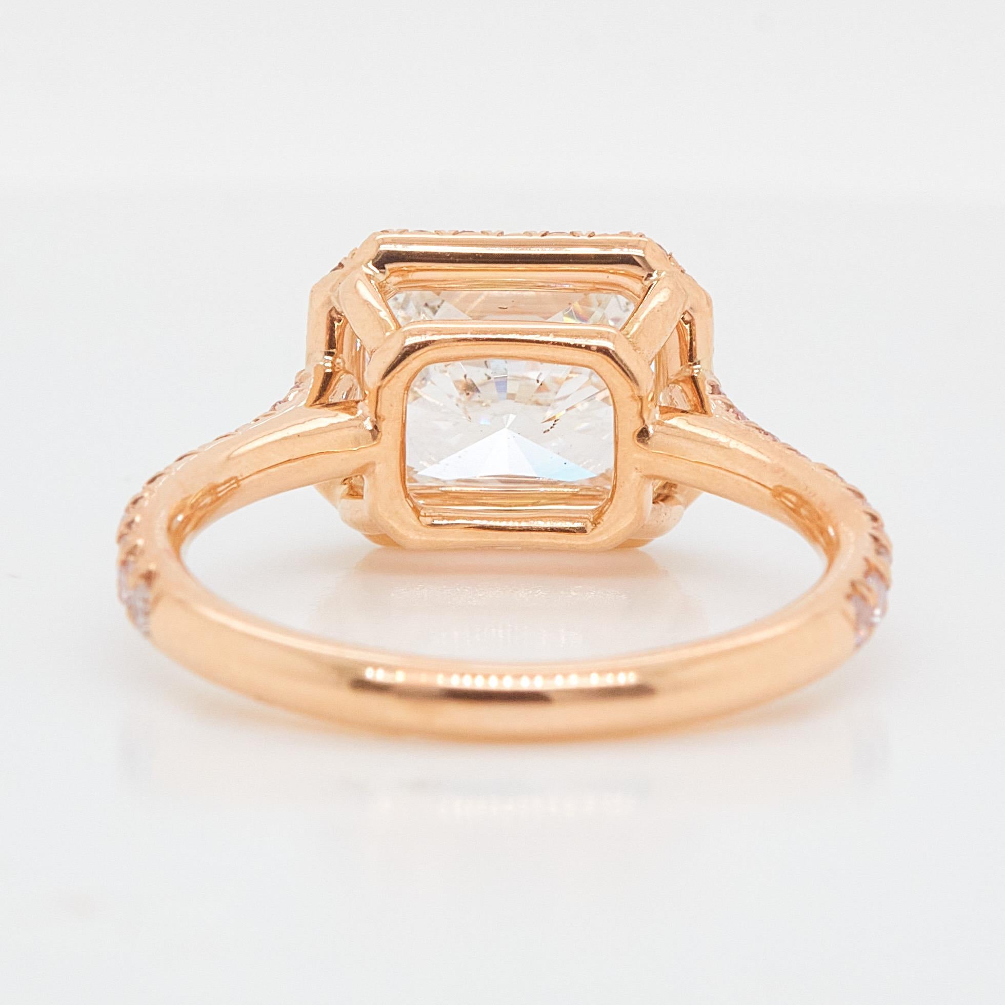 Taille radiant Bague de fiançailles Est-Ouest, diamant taille radiant de 2 carats, or 18 carats certifié GIA en vente