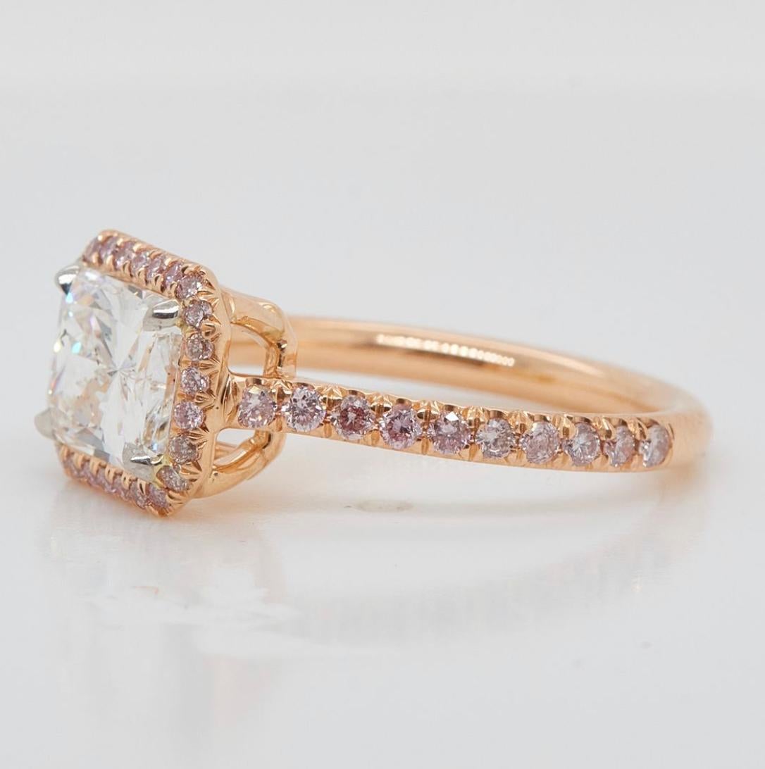 Ost-West-Verlobungsring mit einem 2-Karat-Diamanten im Kissenschliff, zertifiziert von GIA mit der Farbe G und der Reinheit SI2. Das klassische Design bringt die Schönheit des Mittelsteins mit den ihn umgebenden 46 runden rosafarbenen Diamanten zur