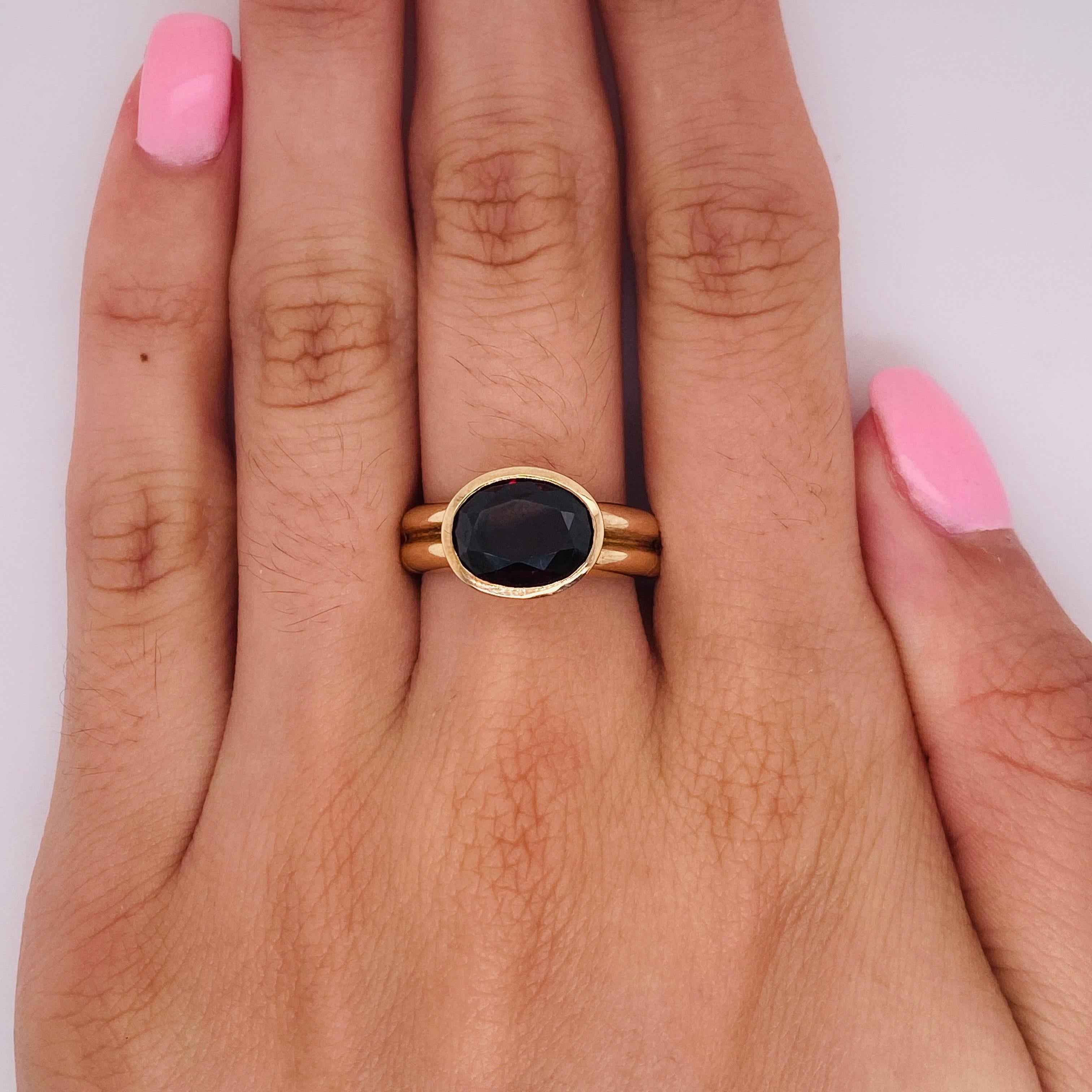 Ost-West-Granat-Lünette-Ring mit 3,10 Karat Granat und breitem, doppelt geripptem Band aus 14 Karat im Zustand „Neu“ in Austin, TX
