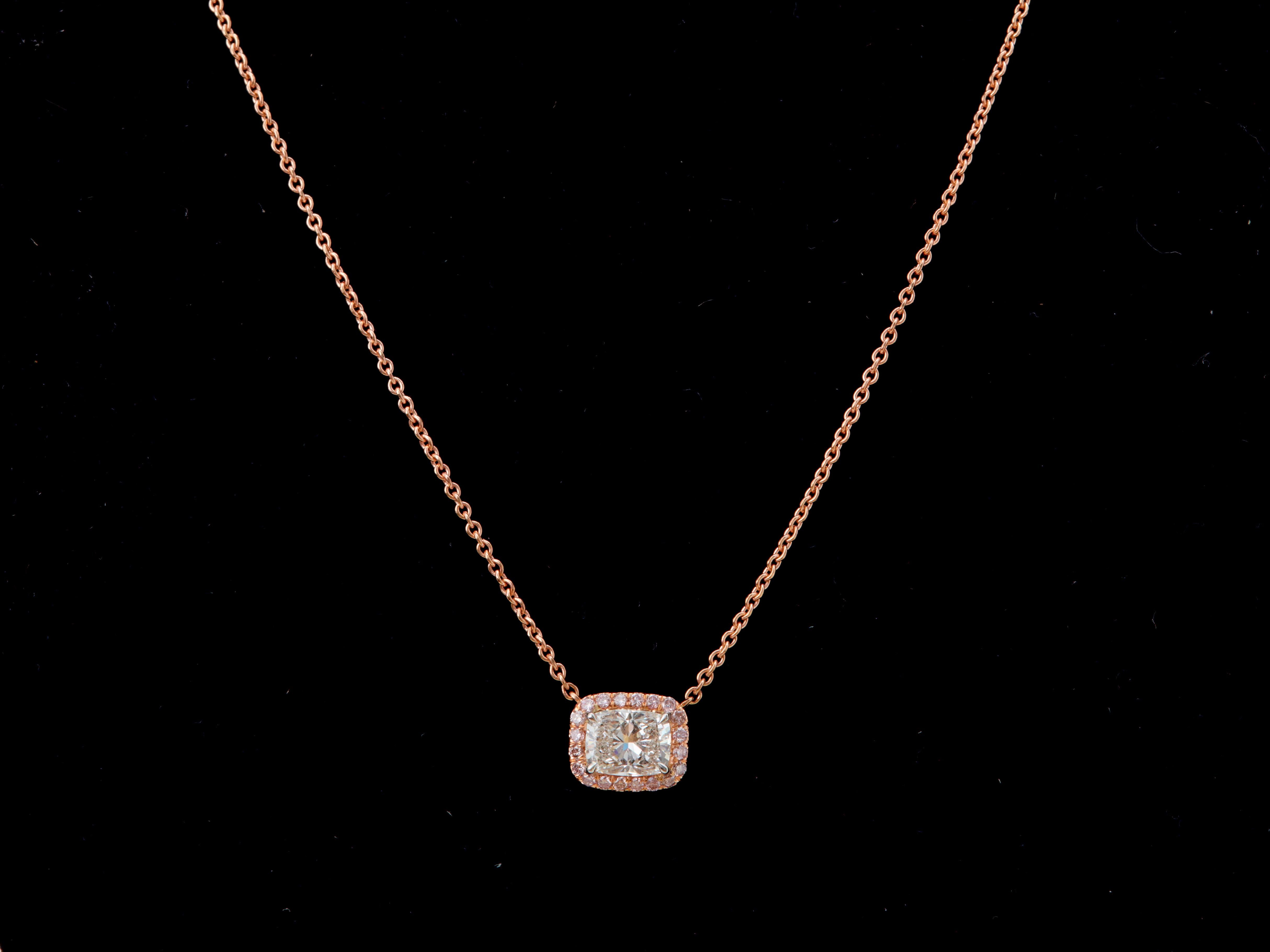 Taille coussin Collier pendentif halo Est-Ouest en diamants taille coussin de 1,5 carat, certifi GIA en vente