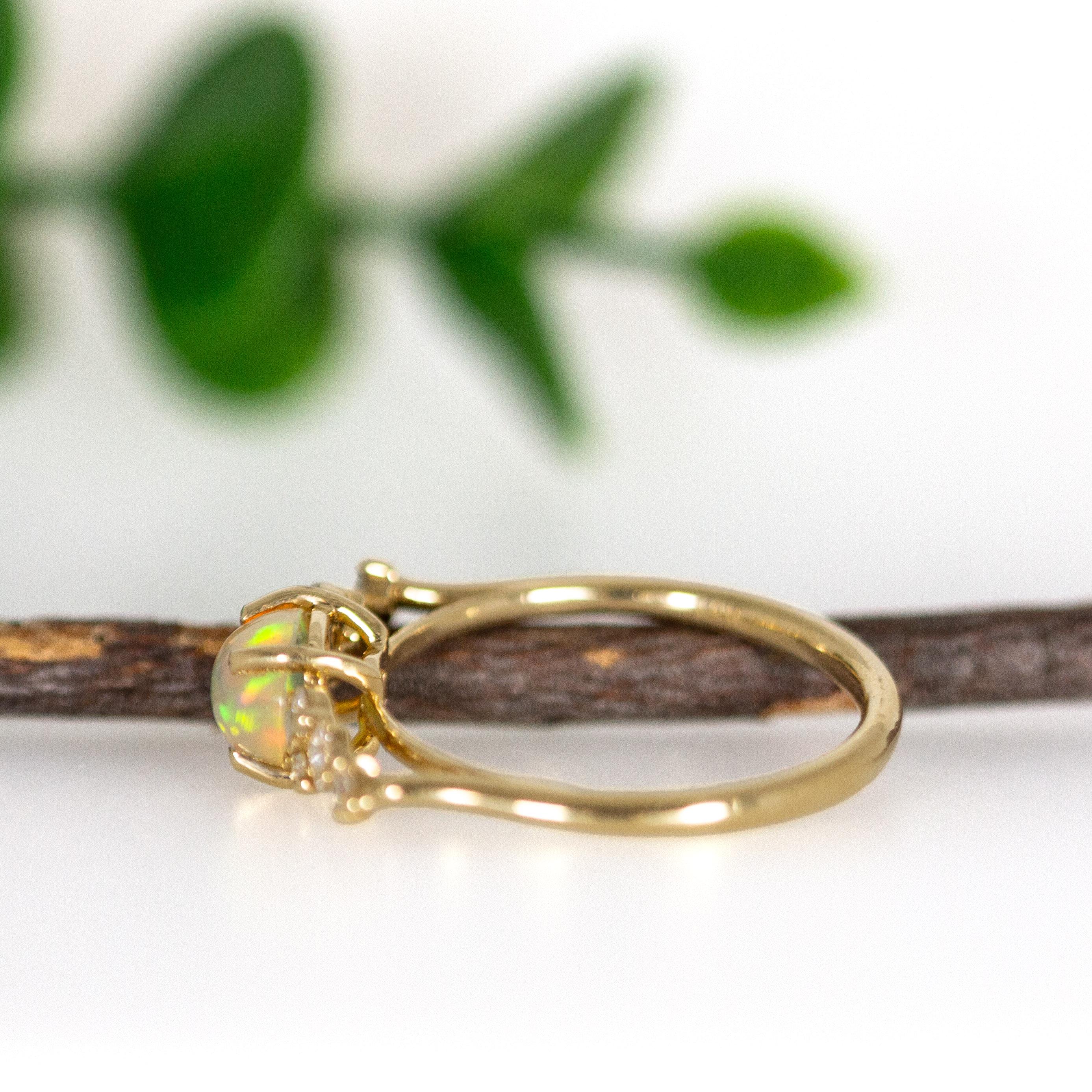 Bague East West Opal avec diamants extraits de la terre en or jaune massif 14 carats ovale 8 x 6 mm en vente 3