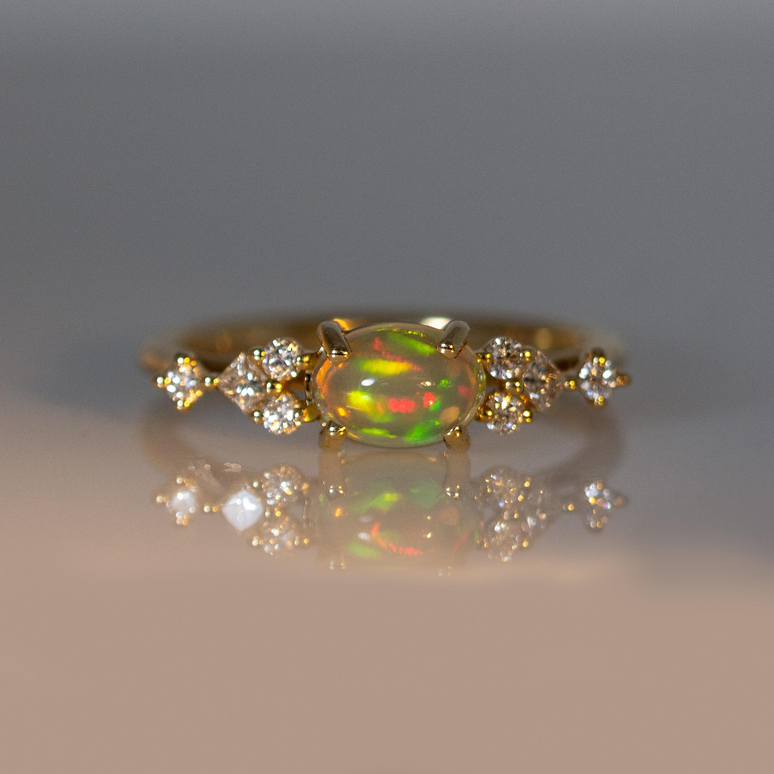 Bague East West Opal avec diamants extraits de la terre en or jaune massif 14 carats ovale 8 x 6 mm Pour femmes en vente