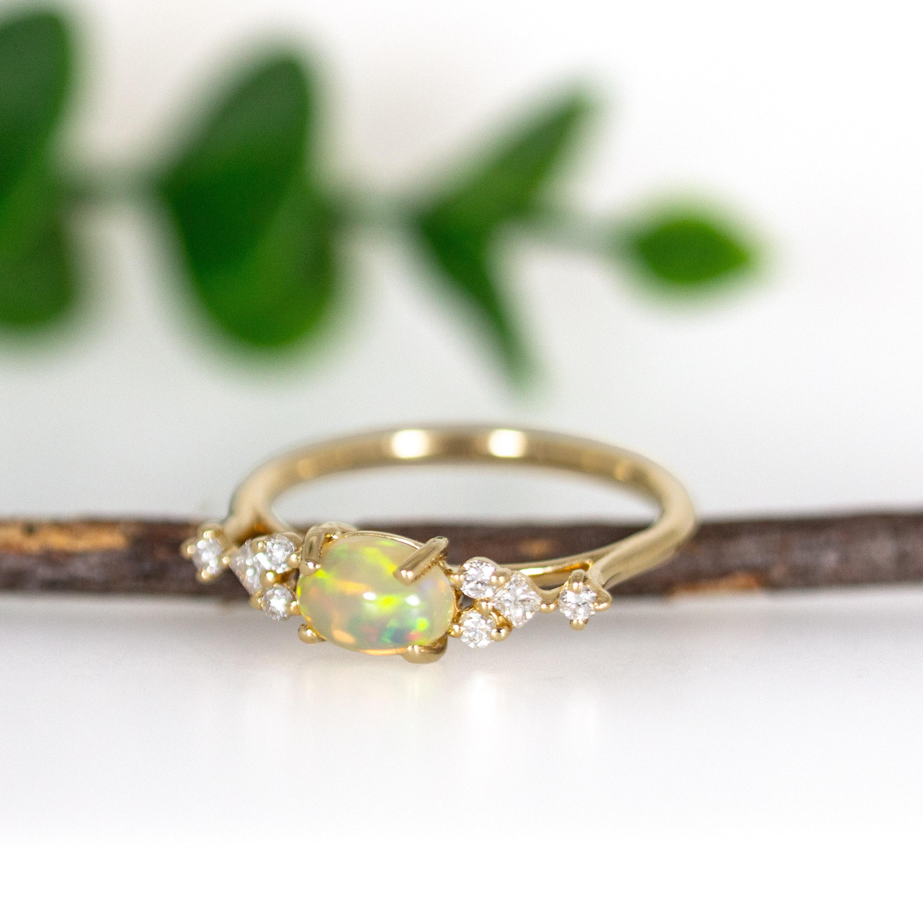 Bague East West Opal avec diamants extraits de la terre en or jaune massif 14 carats ovale 8 x 6 mm en vente 2