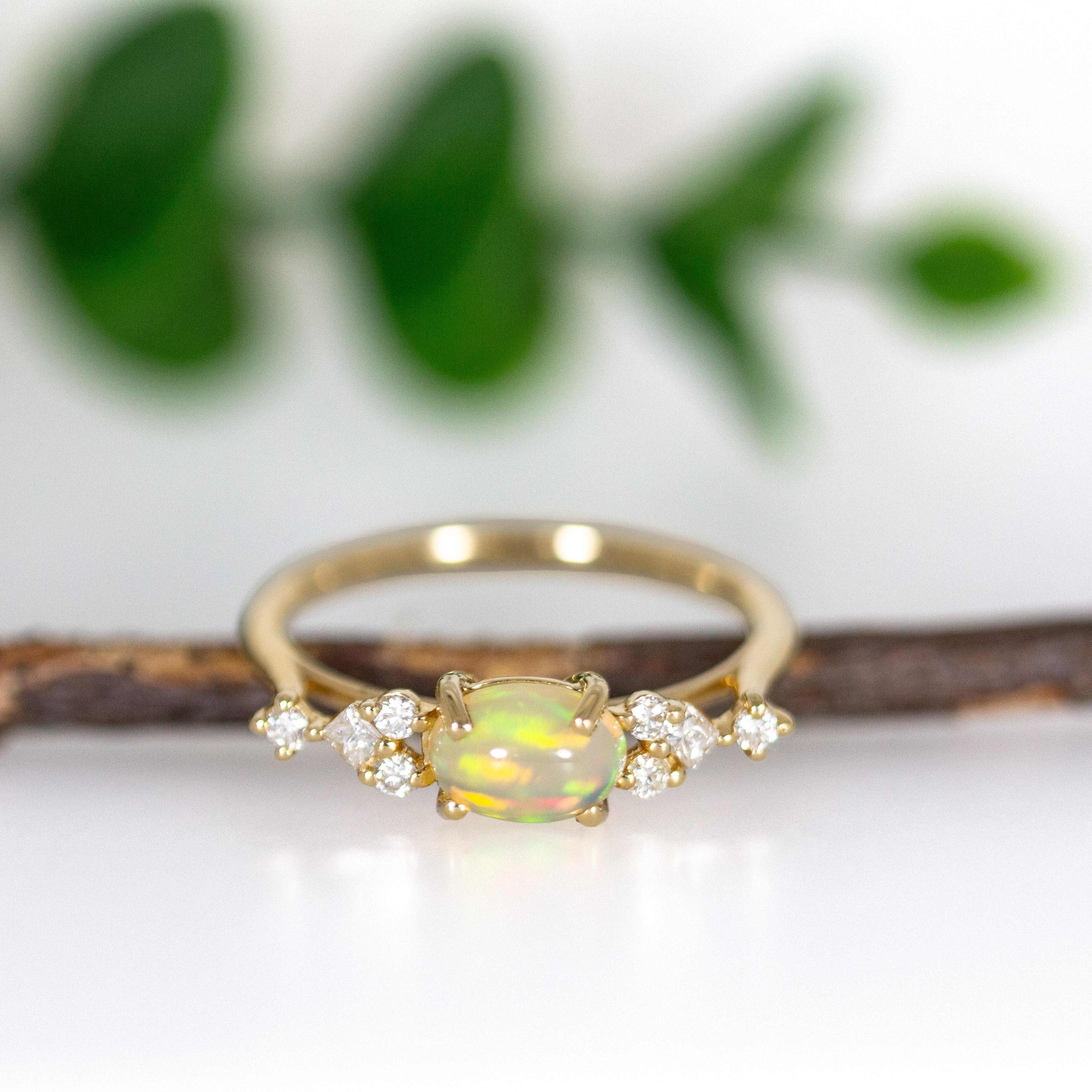 Bague East West Opal avec diamants extraits de la terre en or jaune massif 14 carats ovale 8 x 6 mm en vente 1
