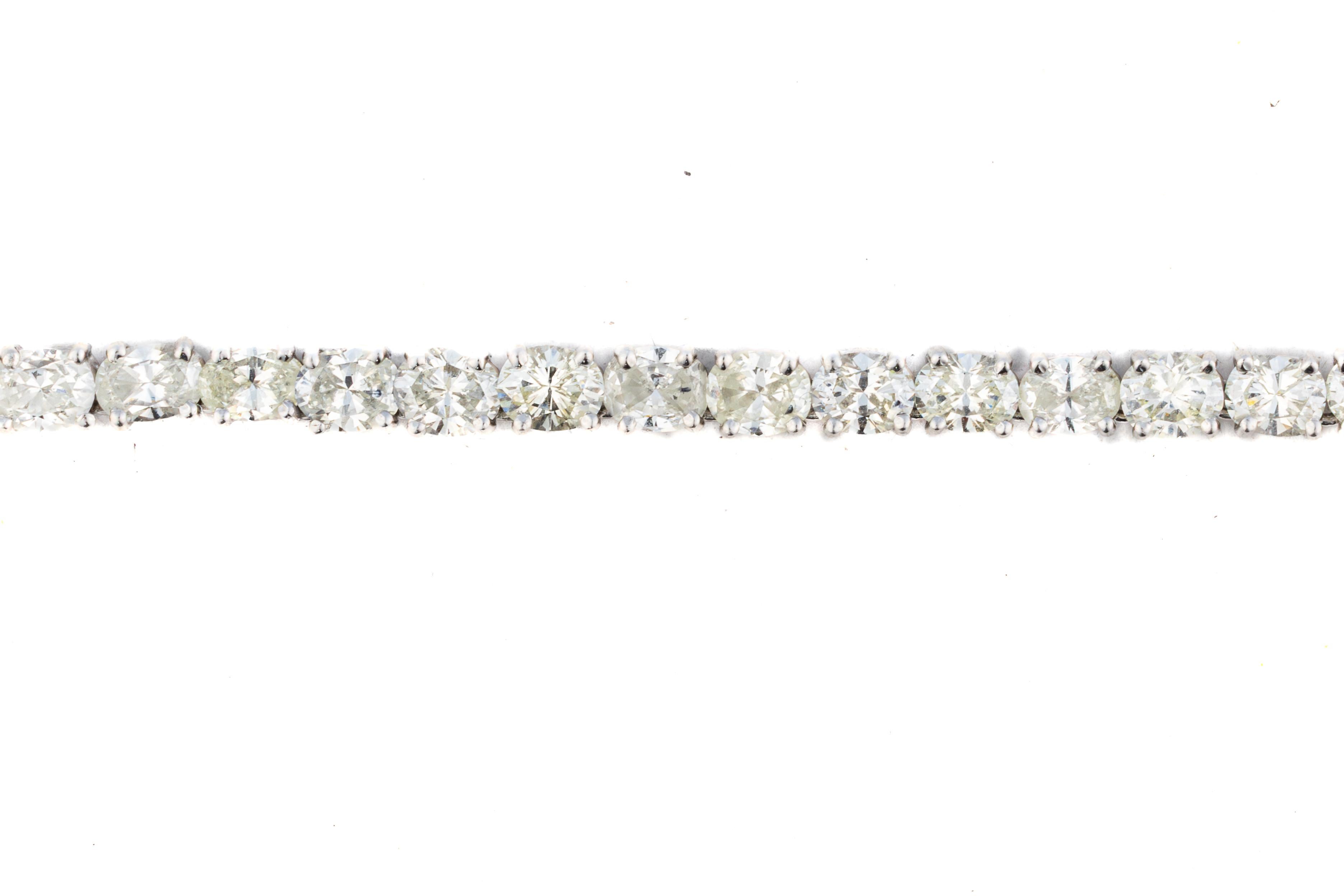 East West - Bracelet tennis avec diamants de taille ovale

Classique intemporel, cet élégant bracelet de tennis est réalisé en or blanc 14 carats et présente une ligne continue de diamants de taille ovale sertis dans des montures à galerie ouverte à