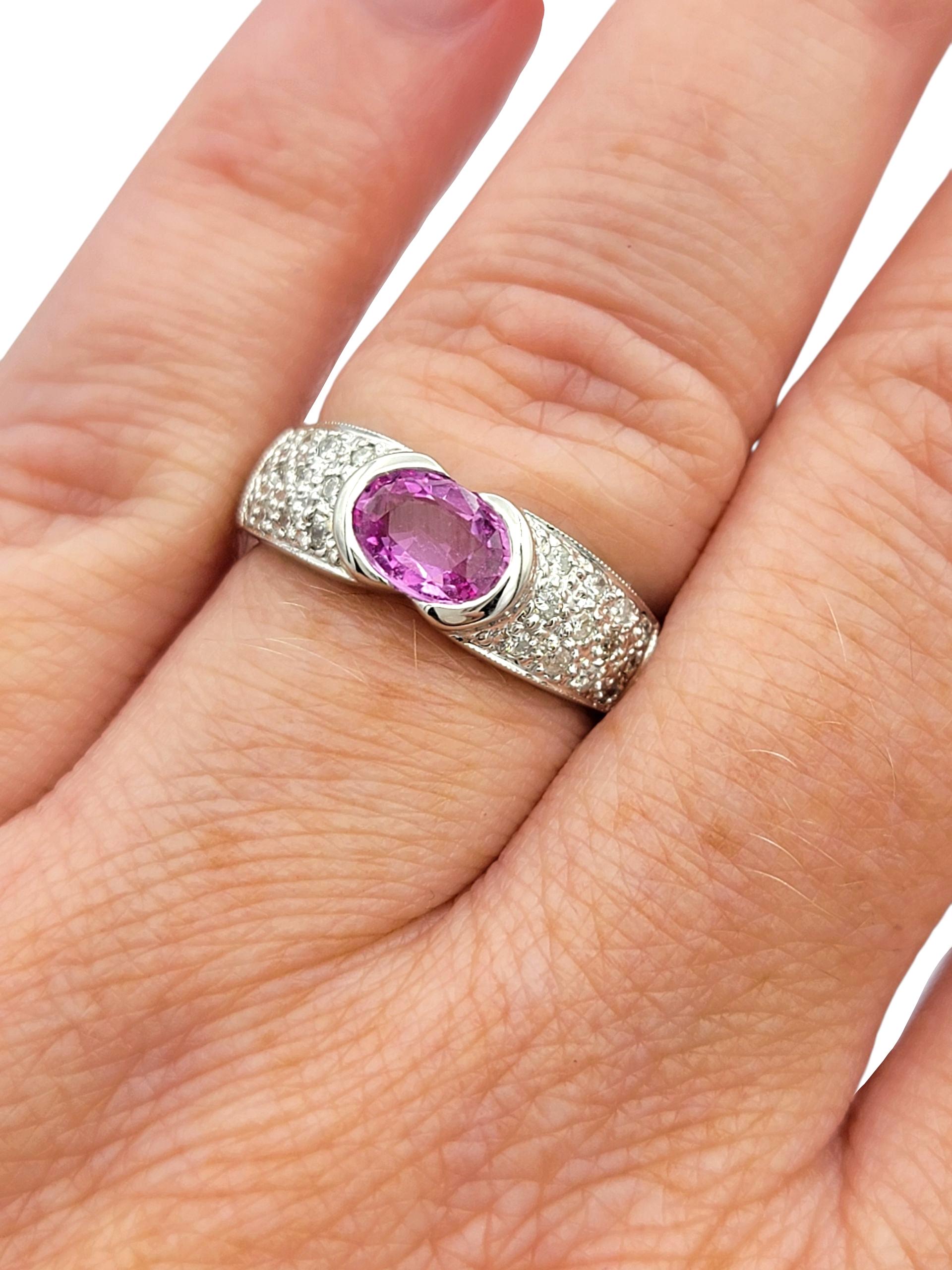 Anello East West con zaffiro rosa taglio ovale e pavé di diamanti in oro bianco 18 carati in vendita 4