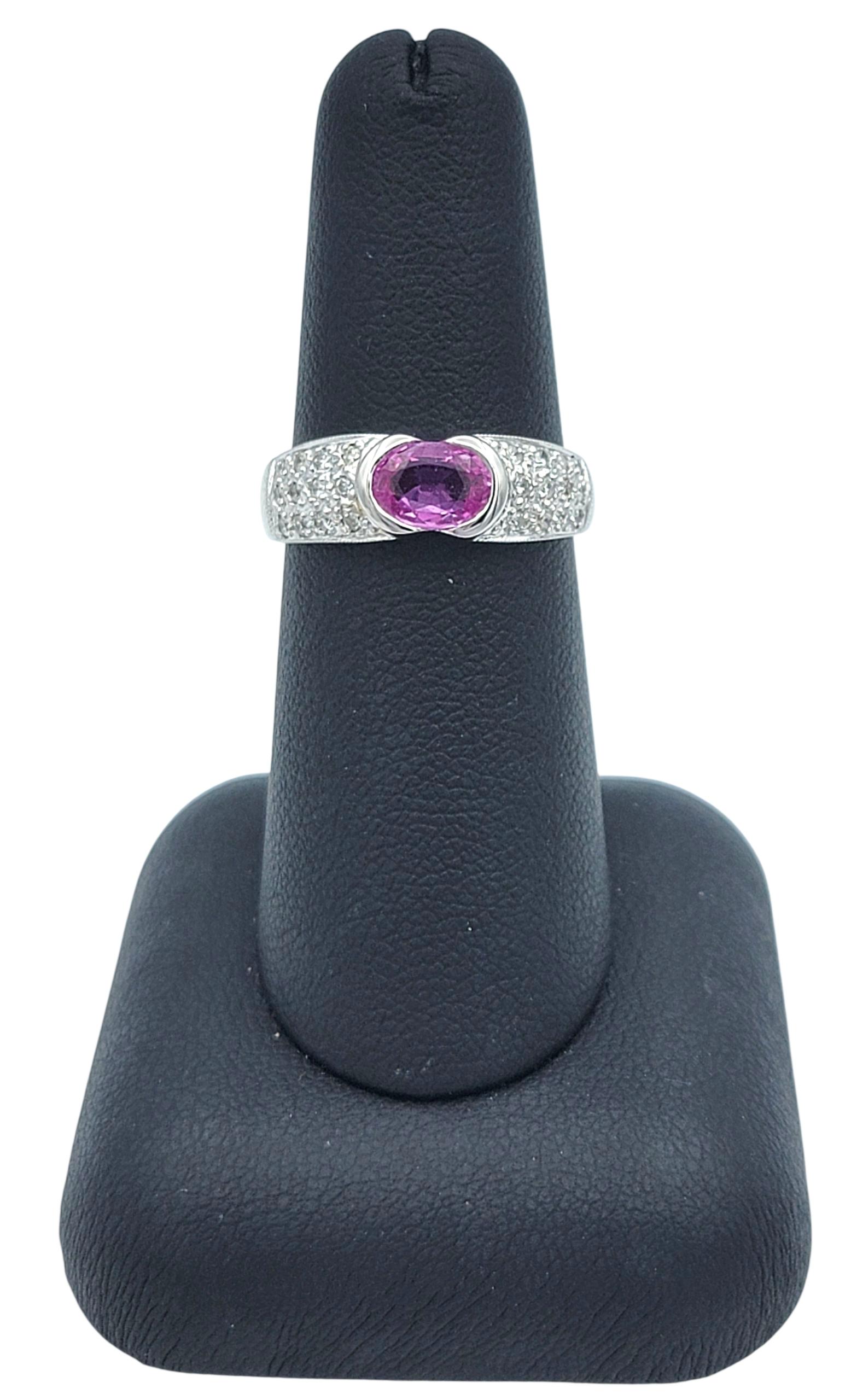 Anello East West con zaffiro rosa taglio ovale e pavé di diamanti in oro bianco 18 carati in vendita 5