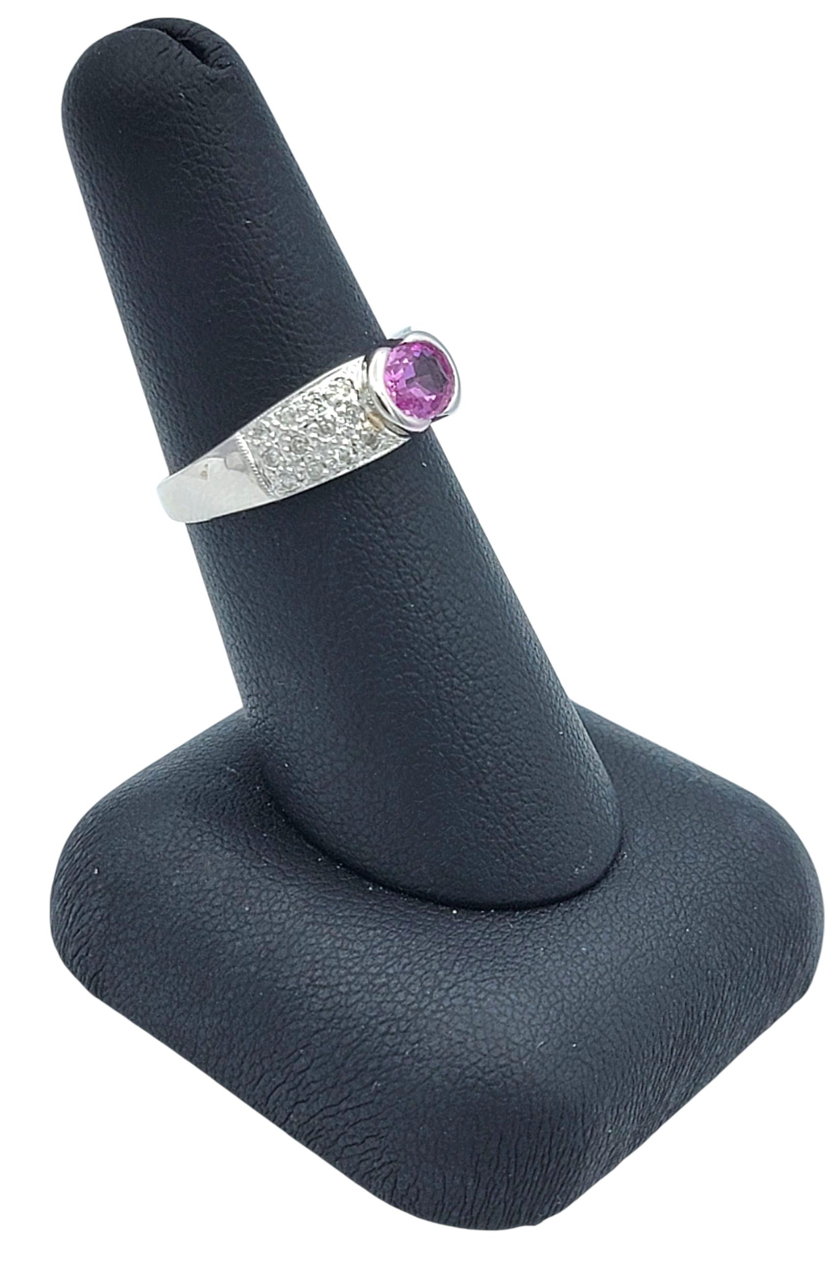 Anello East West con zaffiro rosa taglio ovale e pavé di diamanti in oro bianco 18 carati in vendita 6