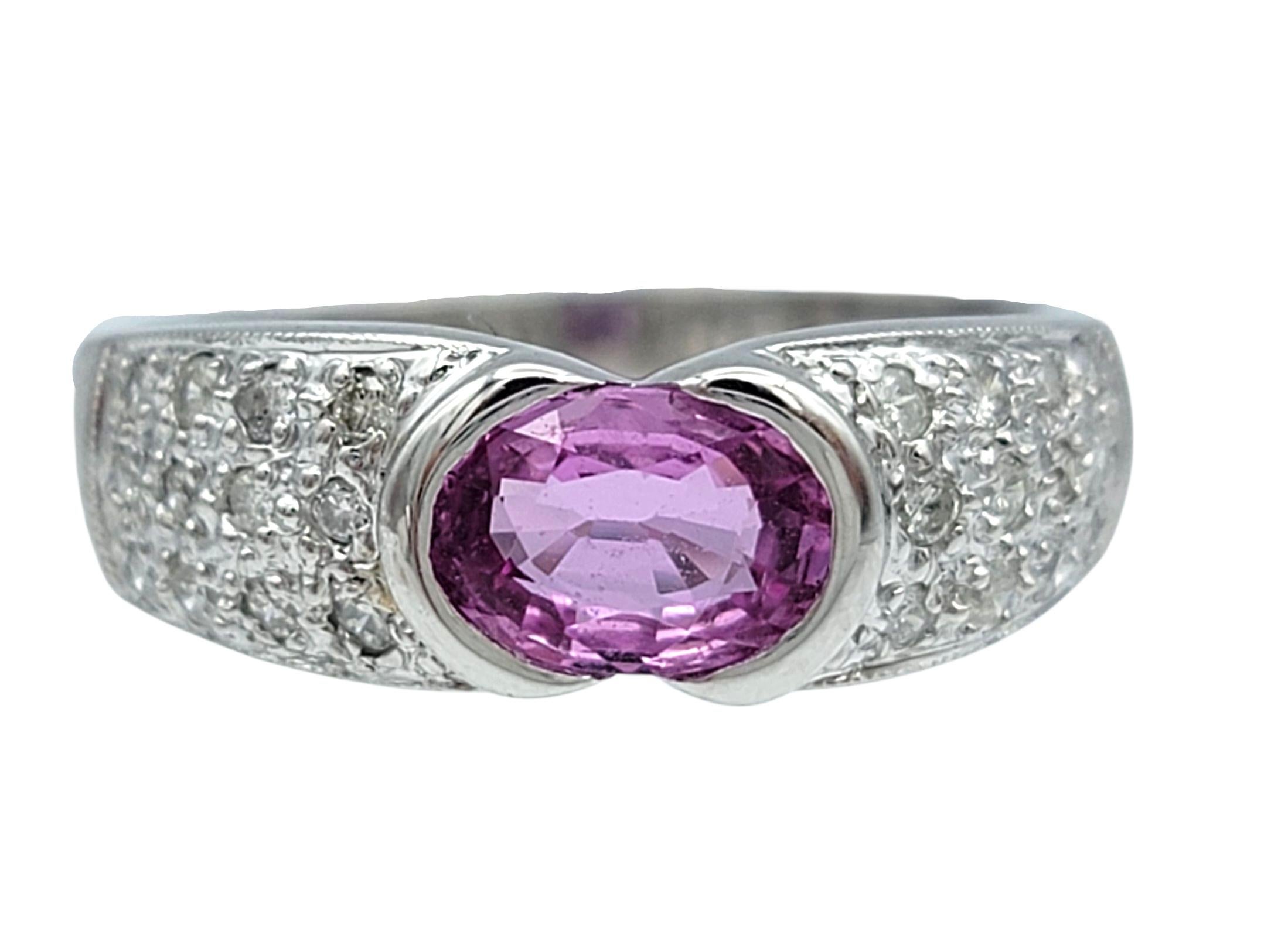 Misura dell'anello: 7

Questo affascinante anello presenta uno zaffiro rosa dal taglio ovale che irradia un colore morbido e romantico al centro di una montatura scolpita. La tonalità arrossata dello zaffiro è accentuata dalla delicata lucentezza
