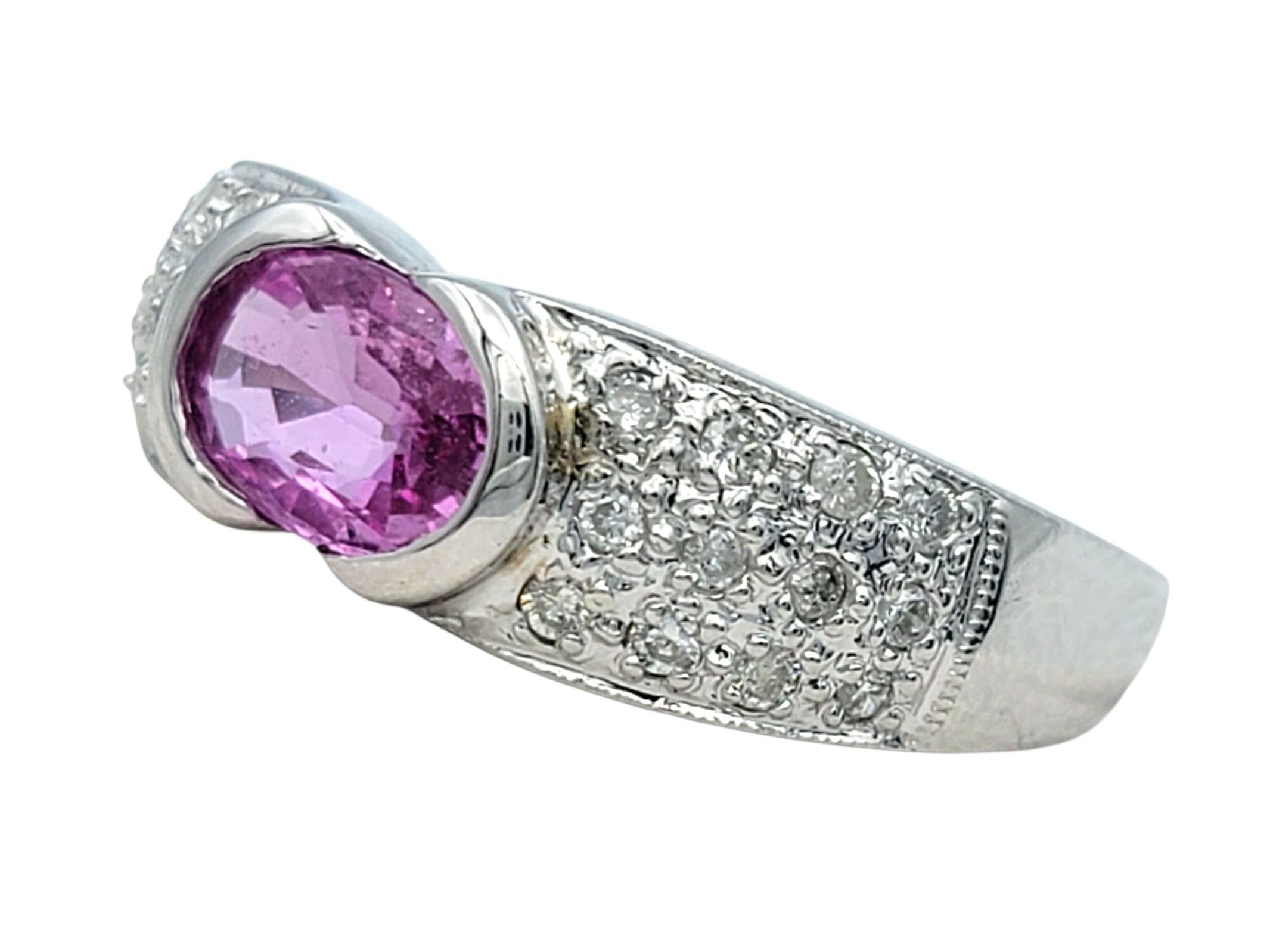 Taglio ovale Anello East West con zaffiro rosa taglio ovale e pavé di diamanti in oro bianco 18 carati in vendita