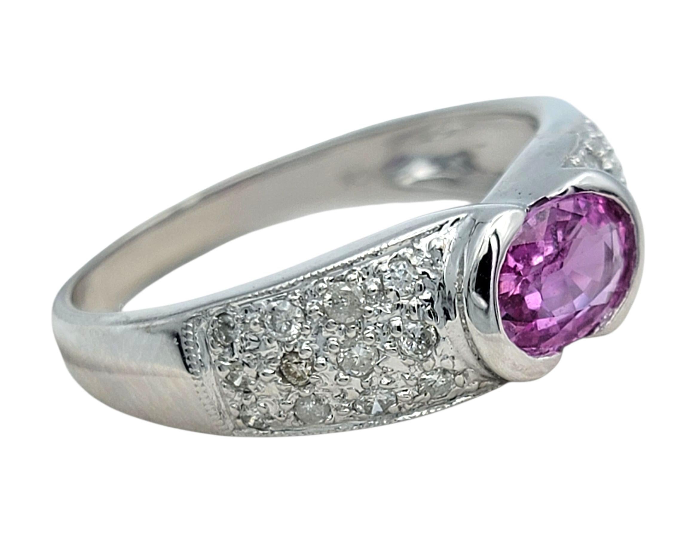 Anello East West con zaffiro rosa taglio ovale e pavé di diamanti in oro bianco 18 carati In condizioni buone in vendita a Scottsdale, AZ