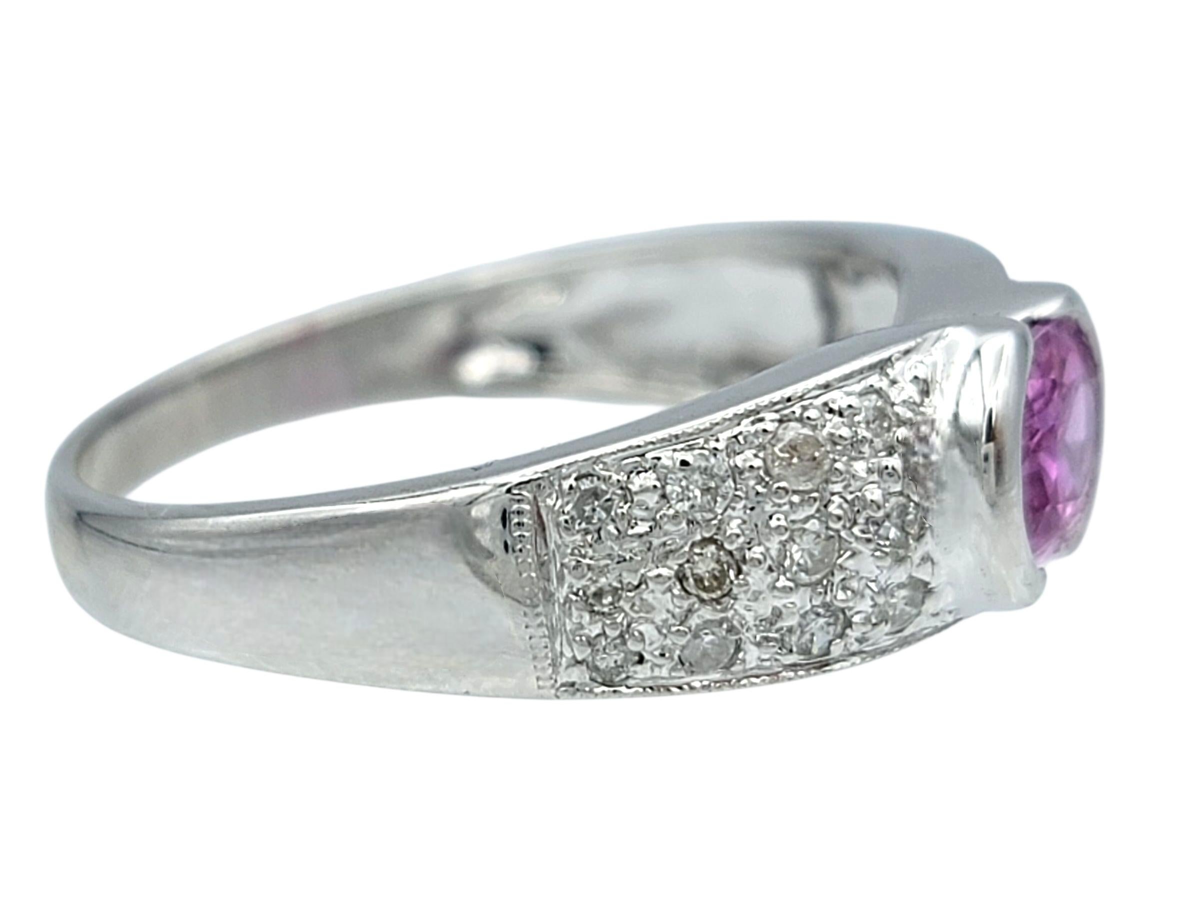 Donna Anello East West con zaffiro rosa taglio ovale e pavé di diamanti in oro bianco 18 carati in vendita