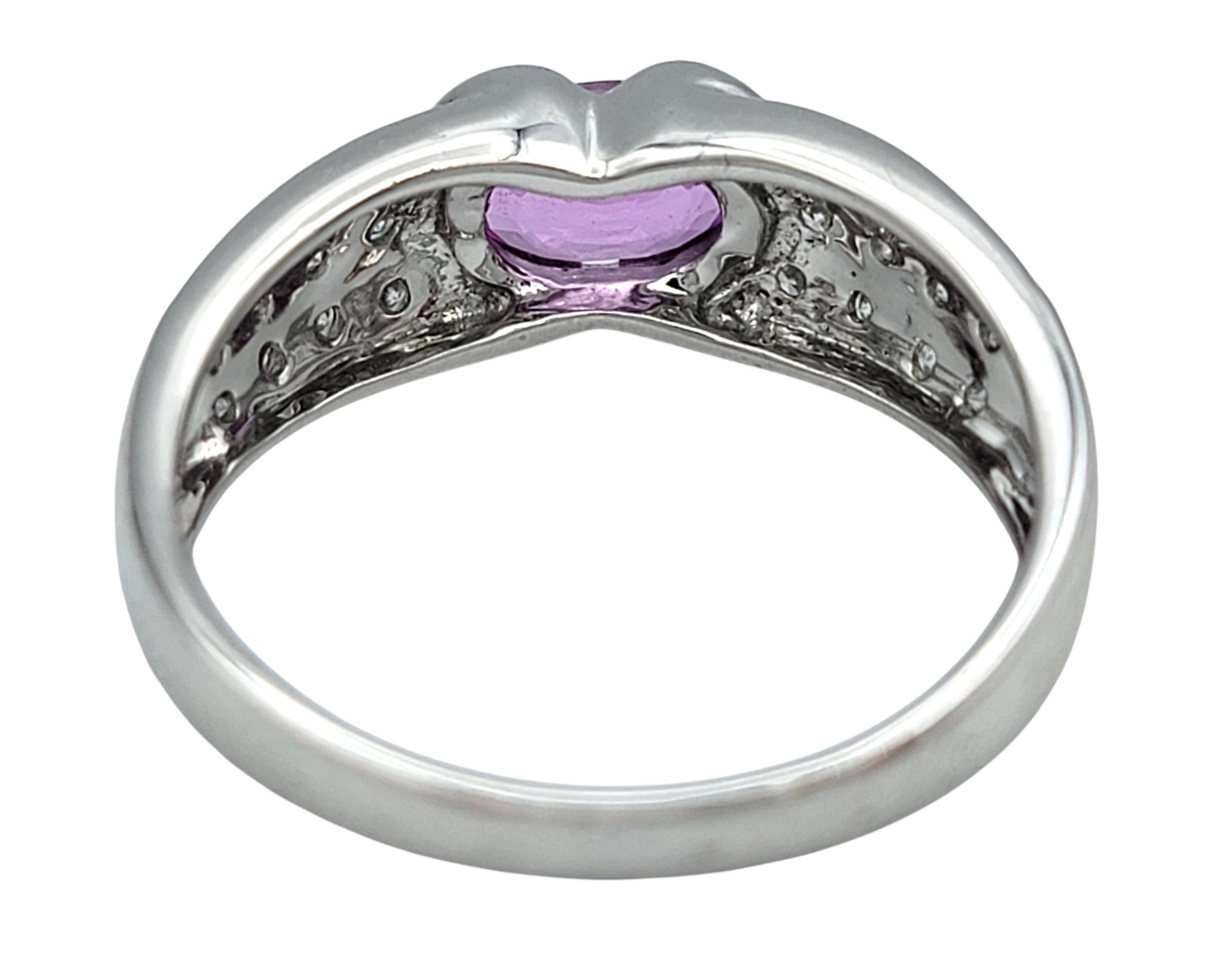 Anello East West con zaffiro rosa taglio ovale e pavé di diamanti in oro bianco 18 carati in vendita 1