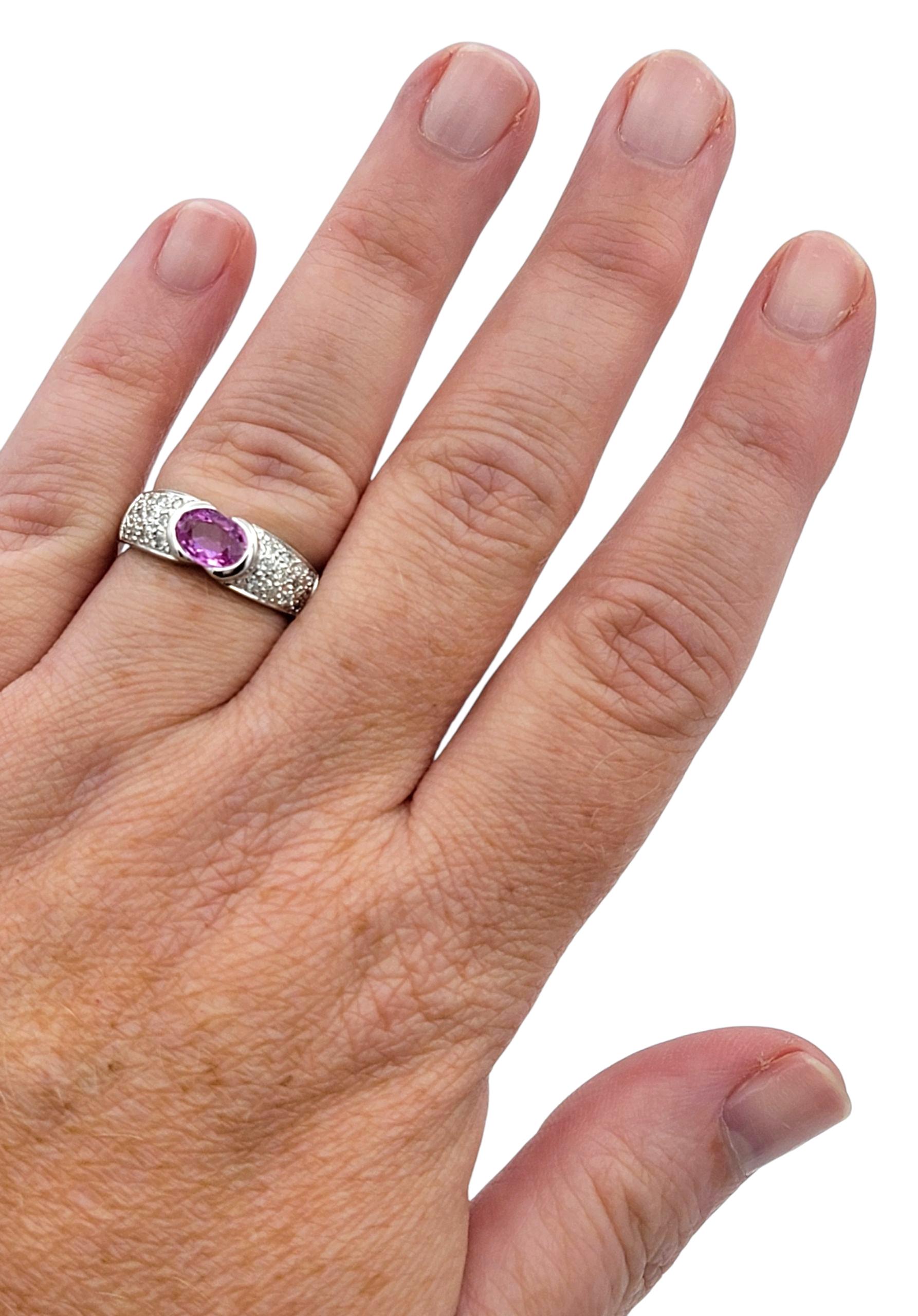 Anello East West con zaffiro rosa taglio ovale e pavé di diamanti in oro bianco 18 carati in vendita 3