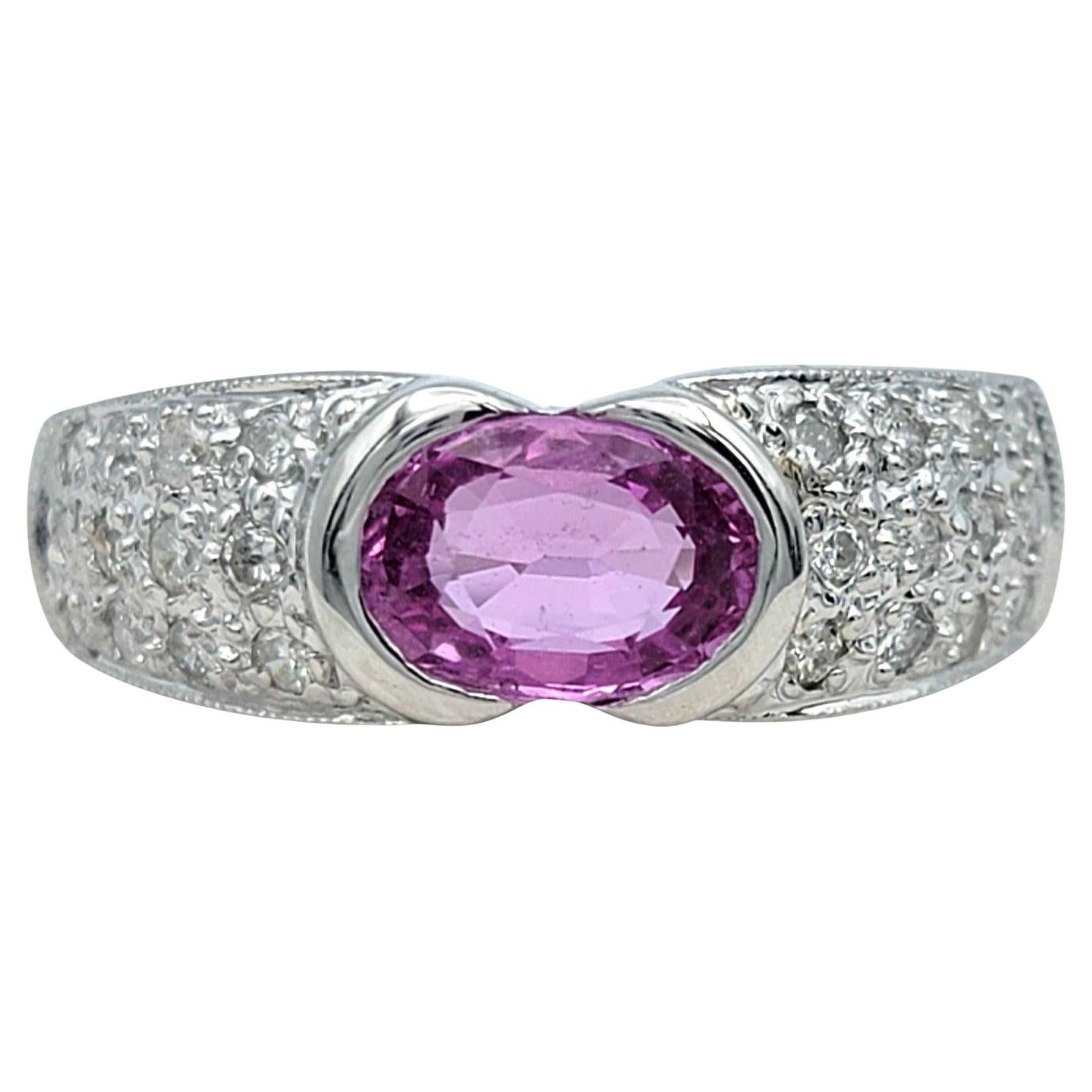 Anello East West con zaffiro rosa taglio ovale e pavé di diamanti in oro bianco 18 carati