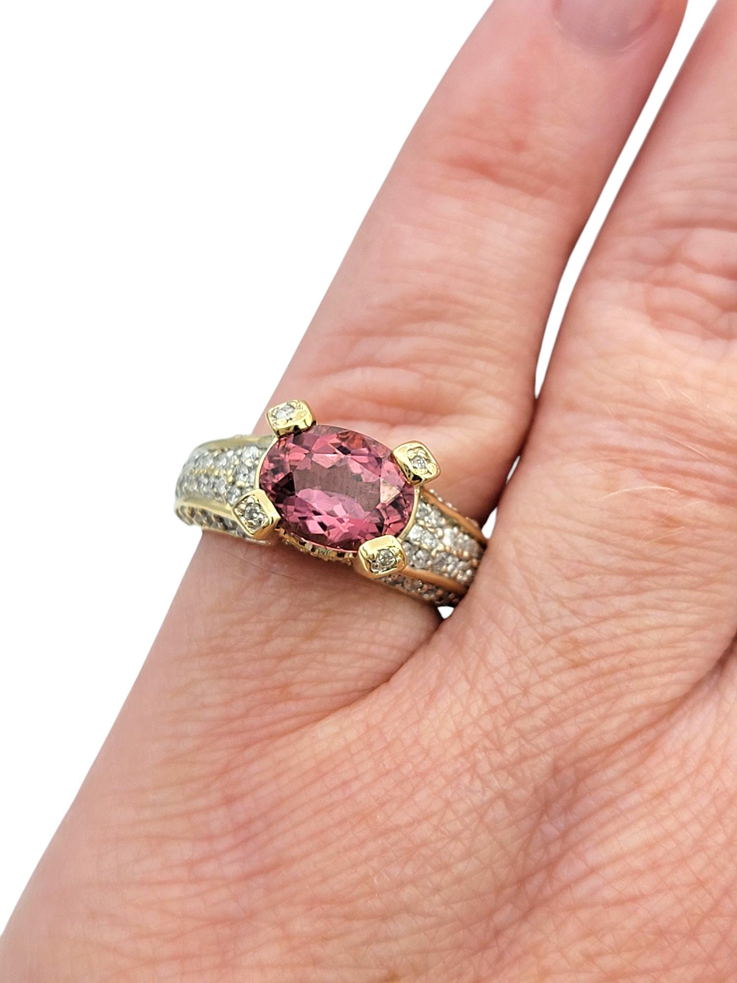 Bague cocktail en or jaune 14 carats, tourmaline rose taille ovale Est-Ouest et diamants en vente 5