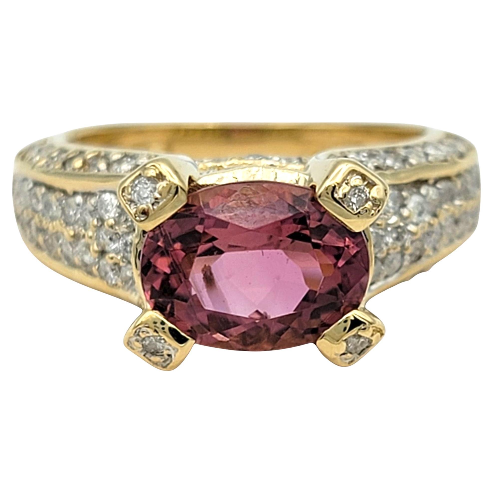 Taille de l'anneau : 5

Cette élégante bague est réalisée en or jaune 14 carats et met en valeur une captivante tourmaline rose de taille ovale en son centre. Encadrée par des diamants ronds étincelants, la riche teinte de la tourmaline est