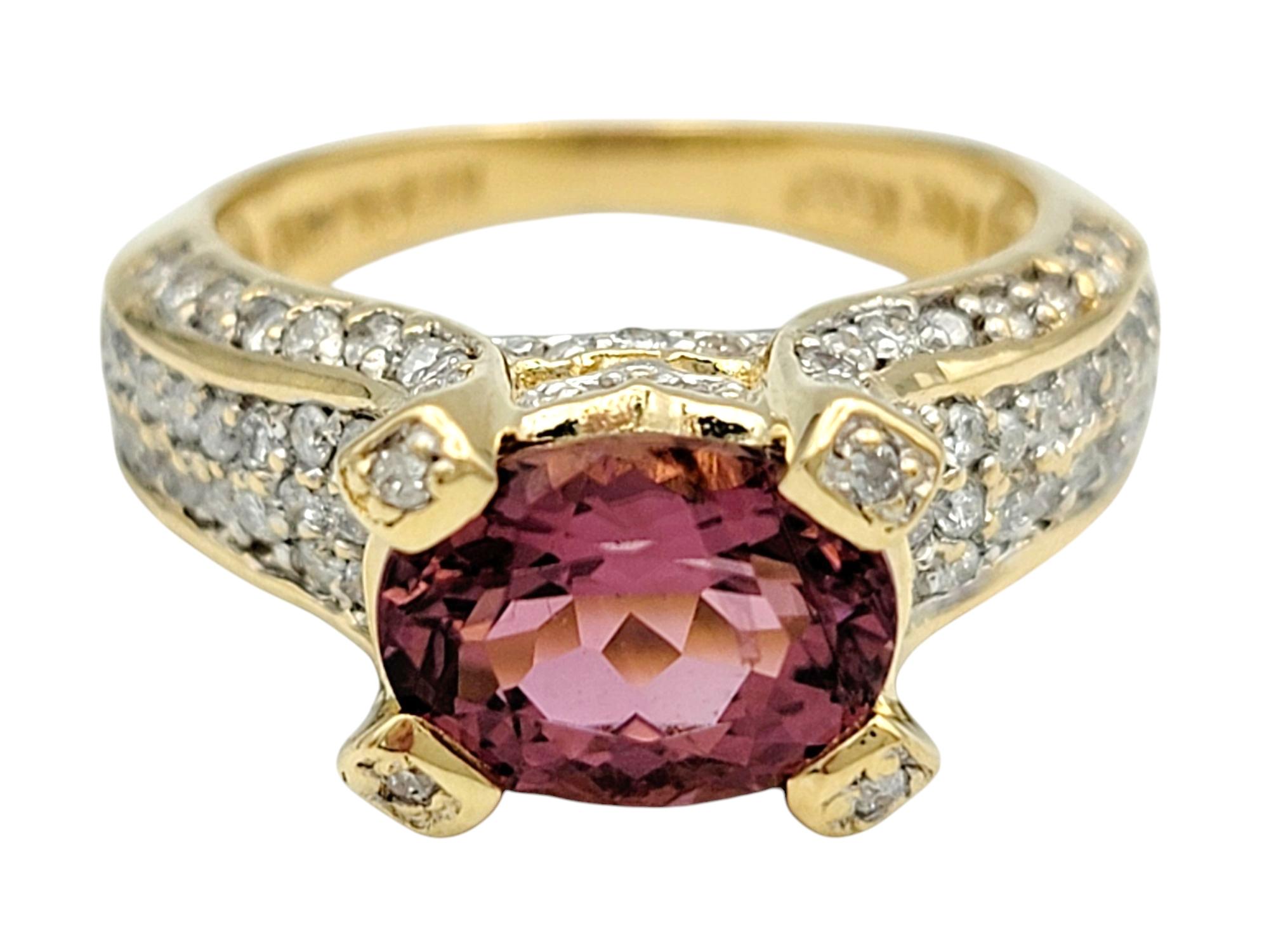 Contemporain Bague cocktail en or jaune 14 carats, tourmaline rose taille ovale Est-Ouest et diamants en vente