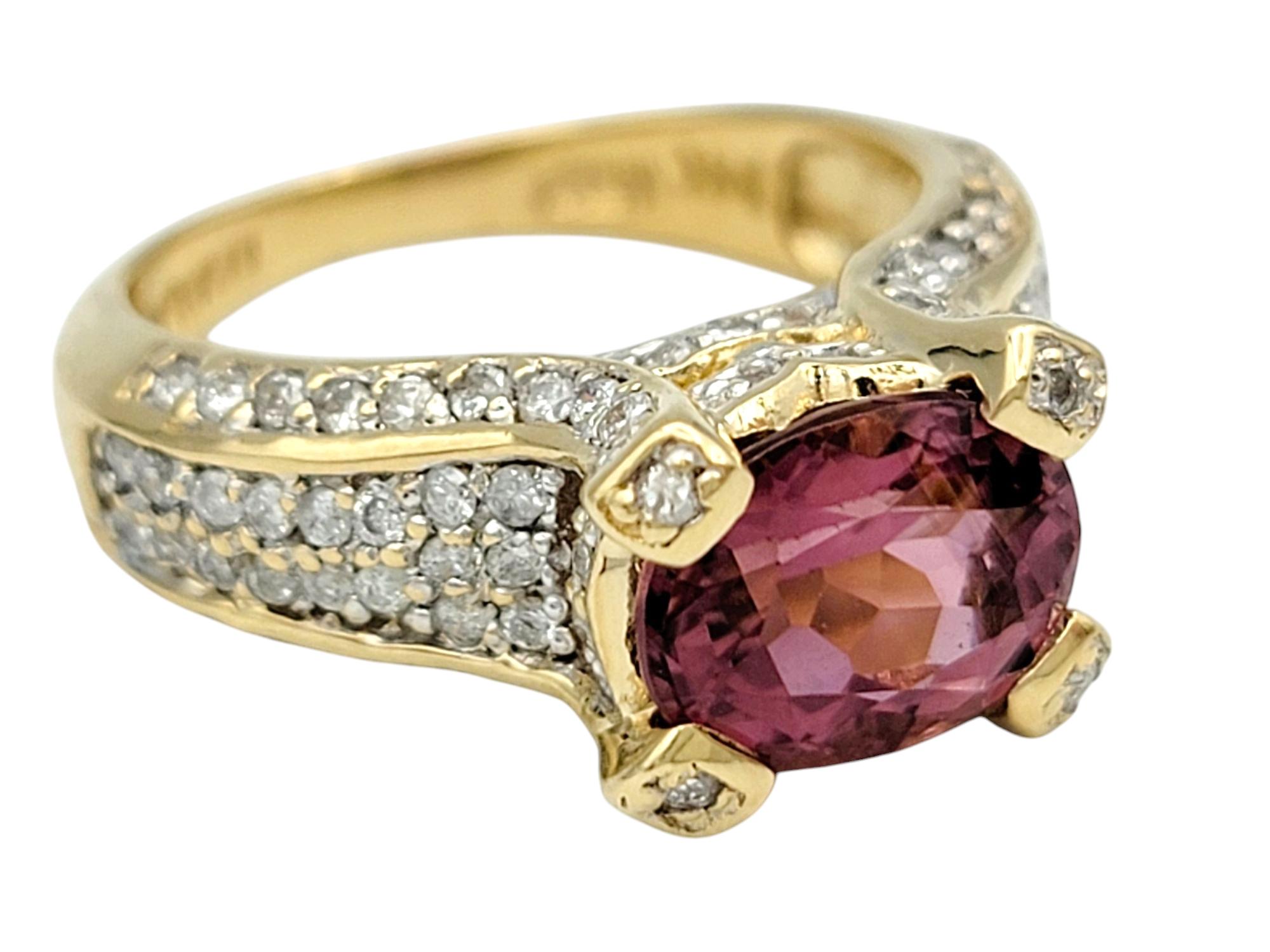 Taille ovale Bague cocktail en or jaune 14 carats, tourmaline rose taille ovale Est-Ouest et diamants en vente