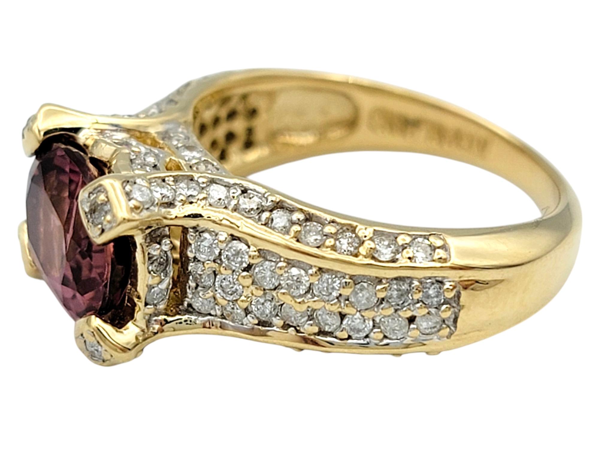 Bague cocktail en or jaune 14 carats, tourmaline rose taille ovale Est-Ouest et diamants Bon état - En vente à Scottsdale, AZ