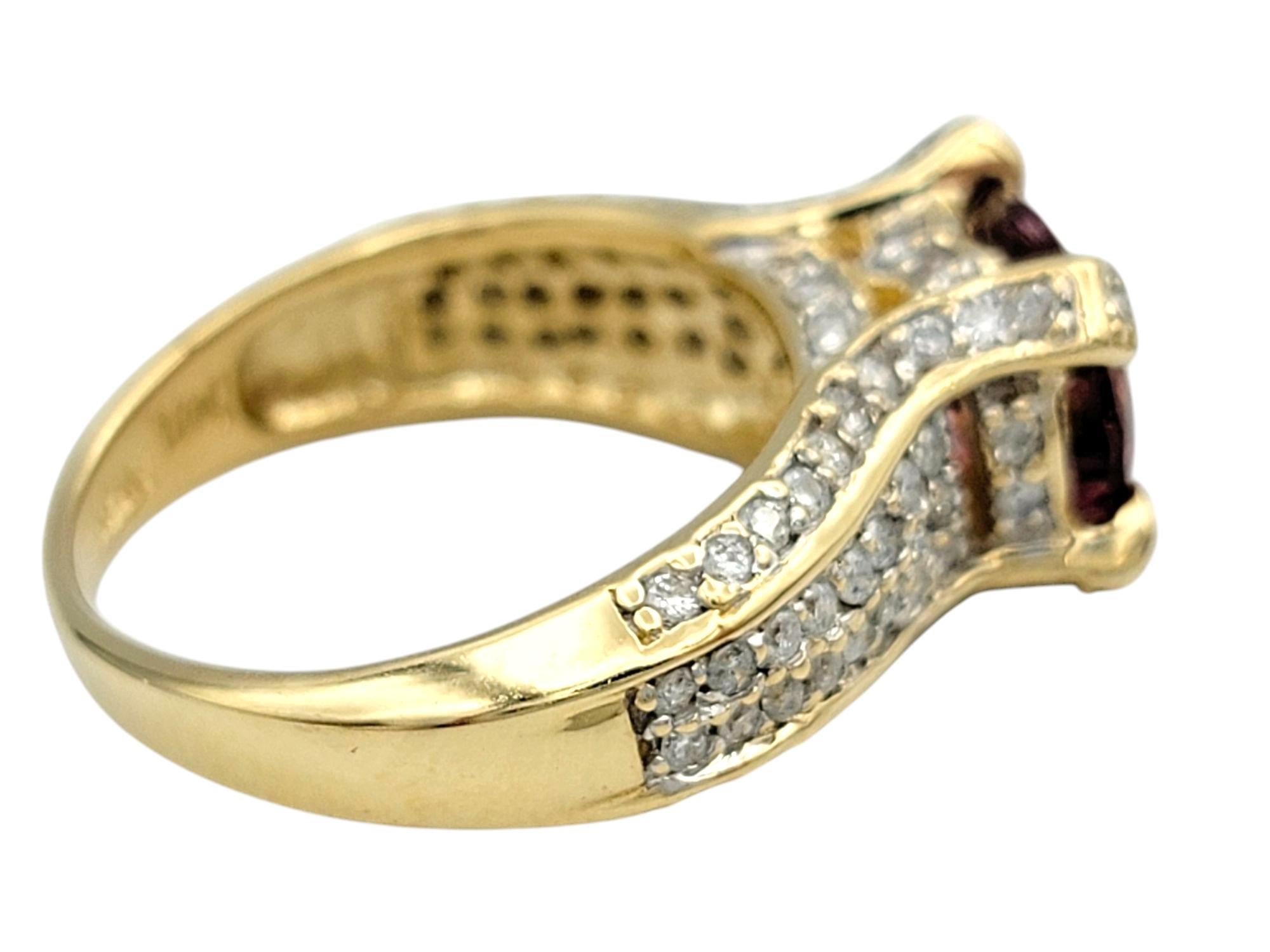 Bague cocktail en or jaune 14 carats, tourmaline rose taille ovale Est-Ouest et diamants Pour femmes en vente