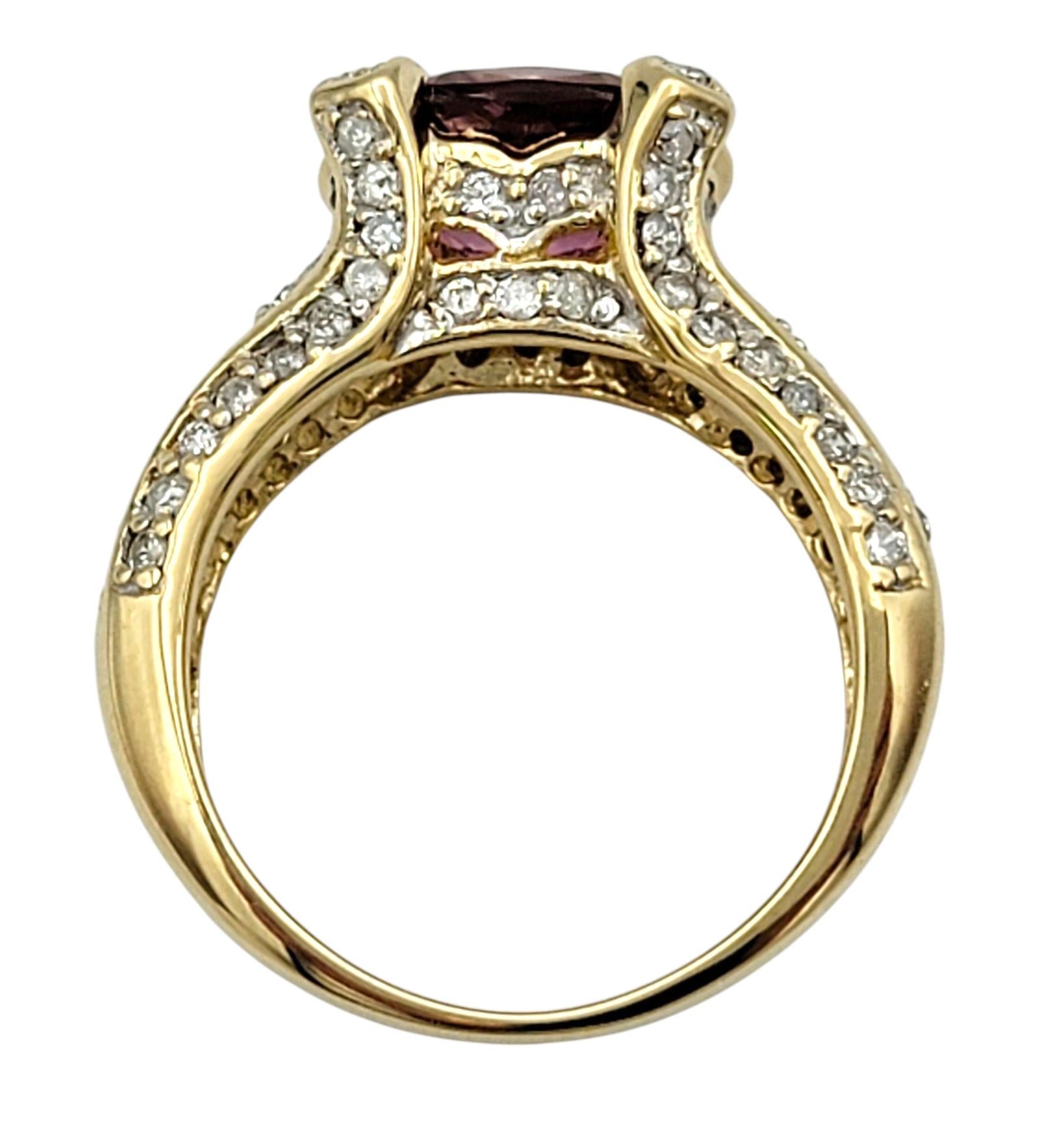 Bague cocktail en or jaune 14 carats, tourmaline rose taille ovale Est-Ouest et diamants en vente 1