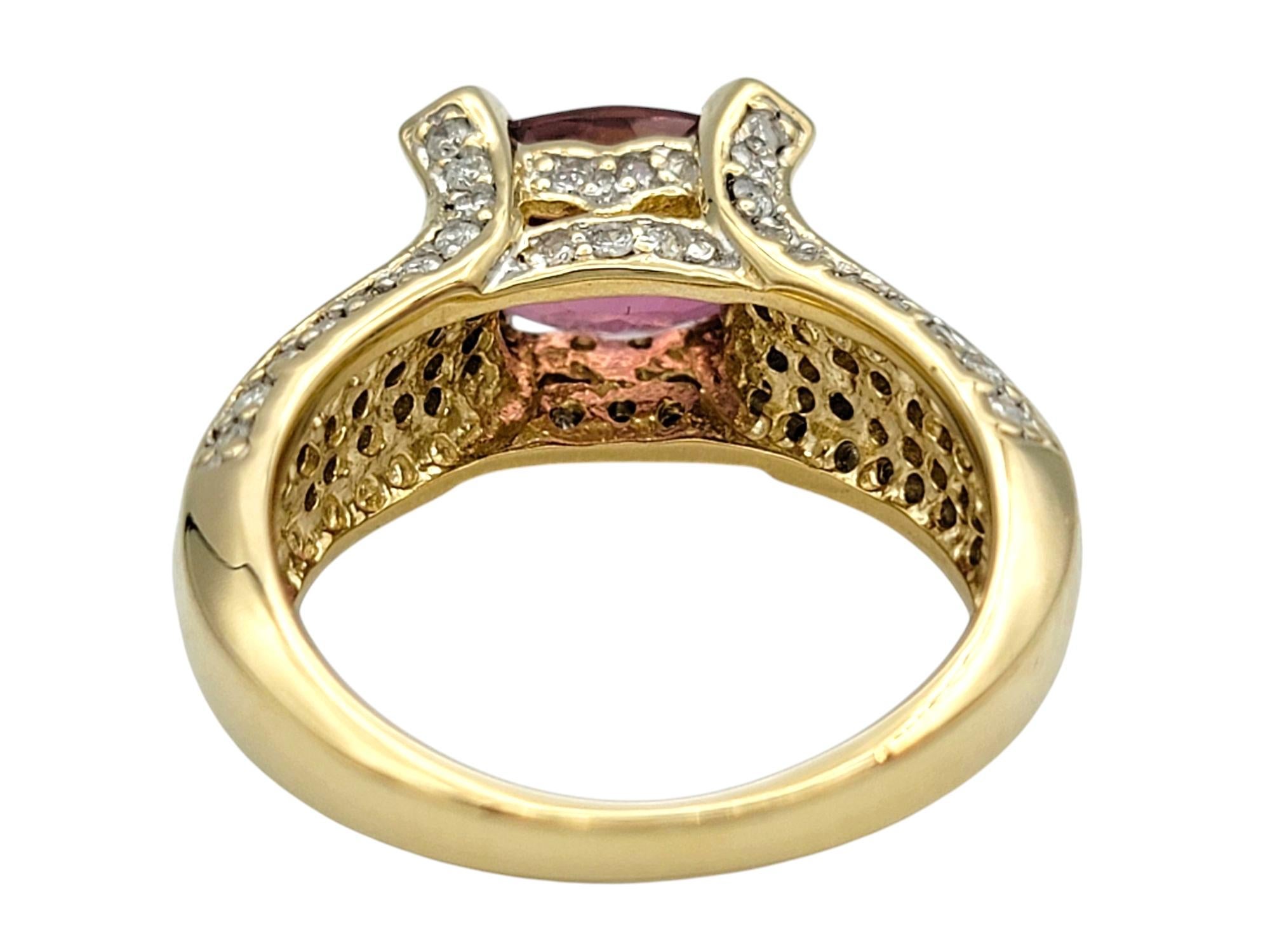 Bague cocktail en or jaune 14 carats, tourmaline rose taille ovale Est-Ouest et diamants en vente 2