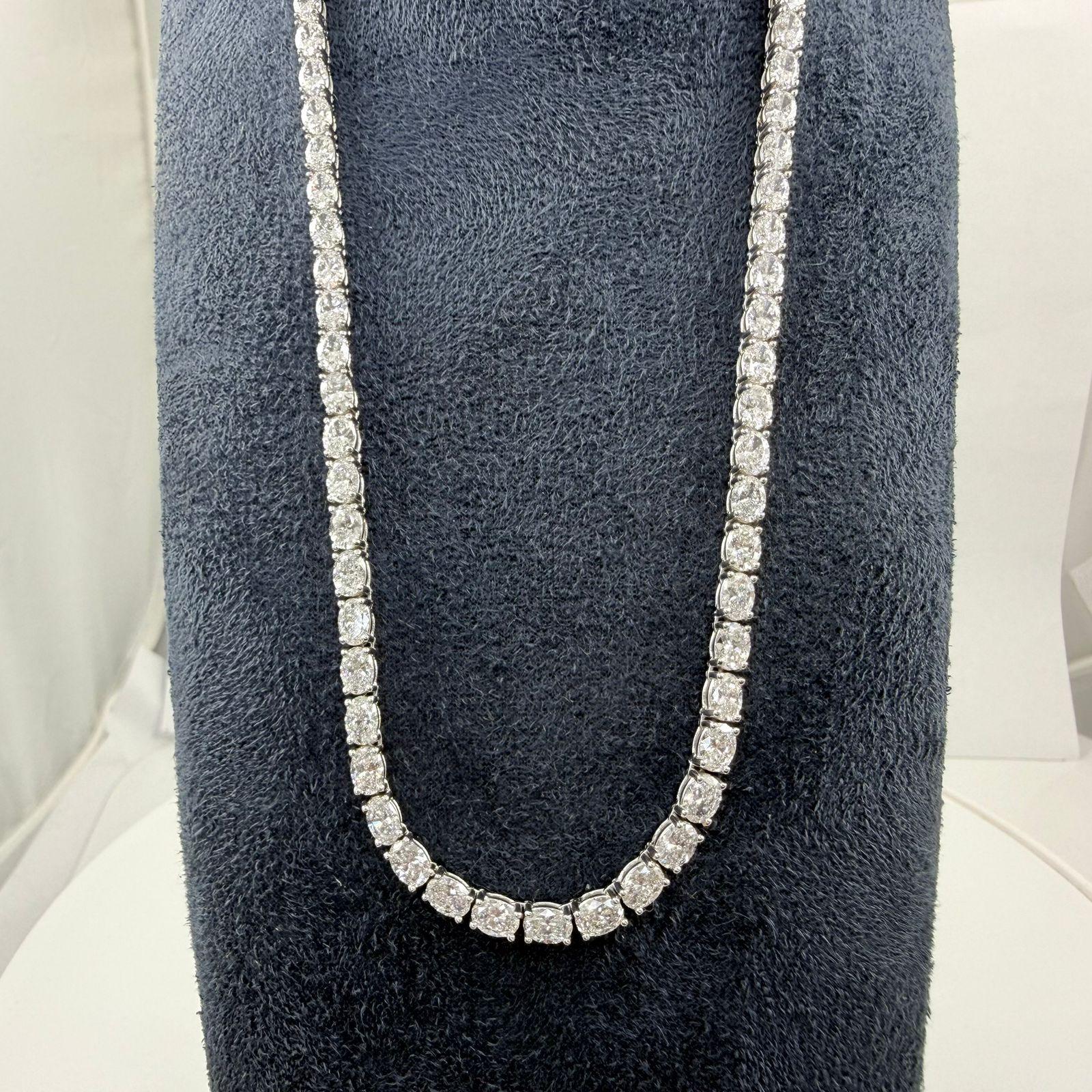 Él�égant et contemporain, ce superbe collier de tennis présente un arrangement frappant de diamants naturels de forme ovale sertis dans une élégante orientation Est-Ouest. Fabriqué à la main en or jaune 14 carats, ce collier présente 20,25 carats de