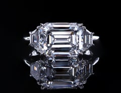 A Stone Stone avec émeraude et diamants de taille trapézoïdale par Leon Mege