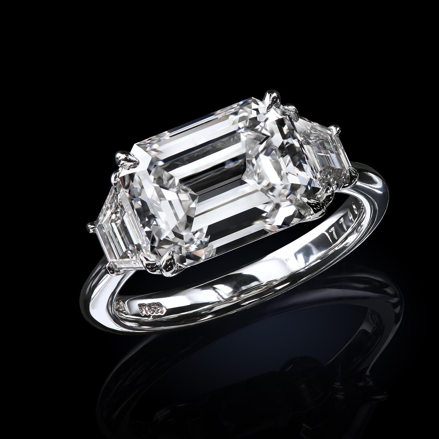 Contemporain A Stone Stone avec émeraude et diamants de taille trapézoïdale par Leon Mege en vente