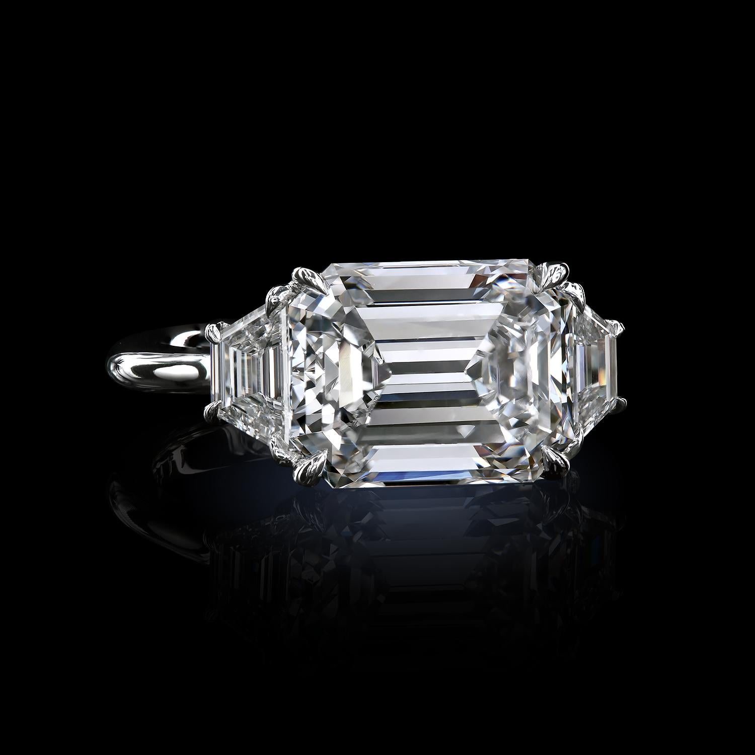 Taille émeraude A Stone Stone avec émeraude et diamants de taille trapézoïdale par Leon Mege en vente