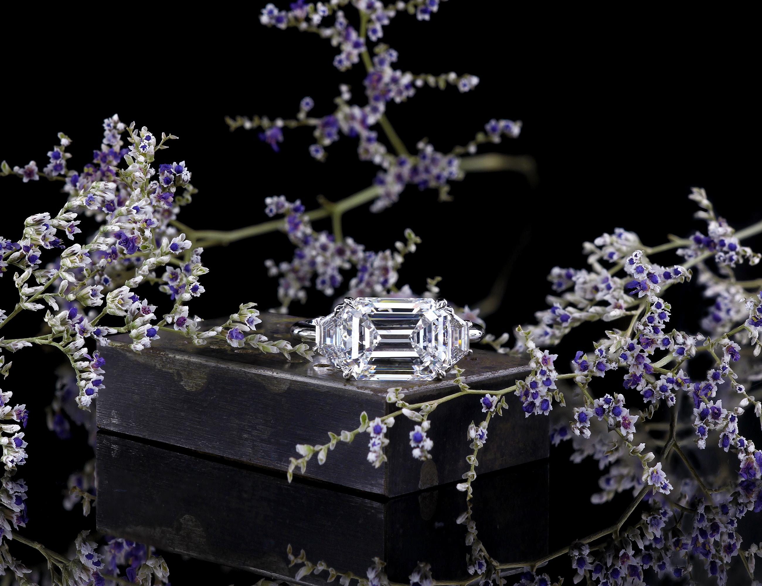 A Stone Stone avec émeraude et diamants de taille trapézoïdale par Leon Mege Neuf - En vente à New York, NY
