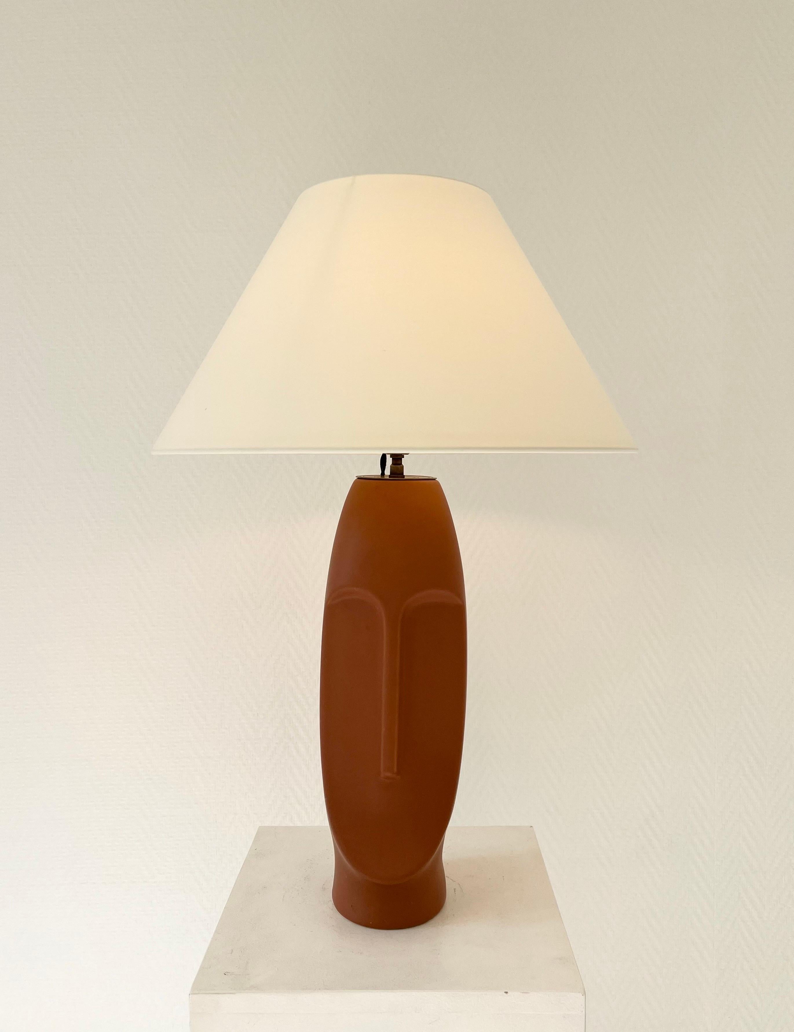 Rara lámpara de sobremesa de terracota esmaltada, Francia, hacia 1990.
La lámpara de mesa representa el rostro de una escultura de la Isla de Pascua.
¡Muy decorativo y muy chic !
La pantalla no está incluida.